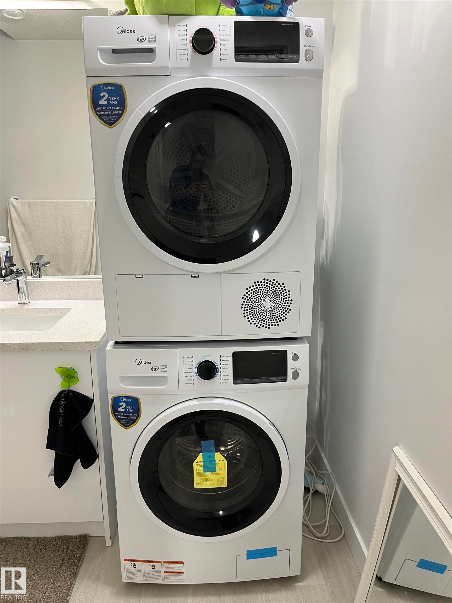 8090 Kiriak Link Sw, Edmonton, AB - Indoor Photo Showing Laundry Room