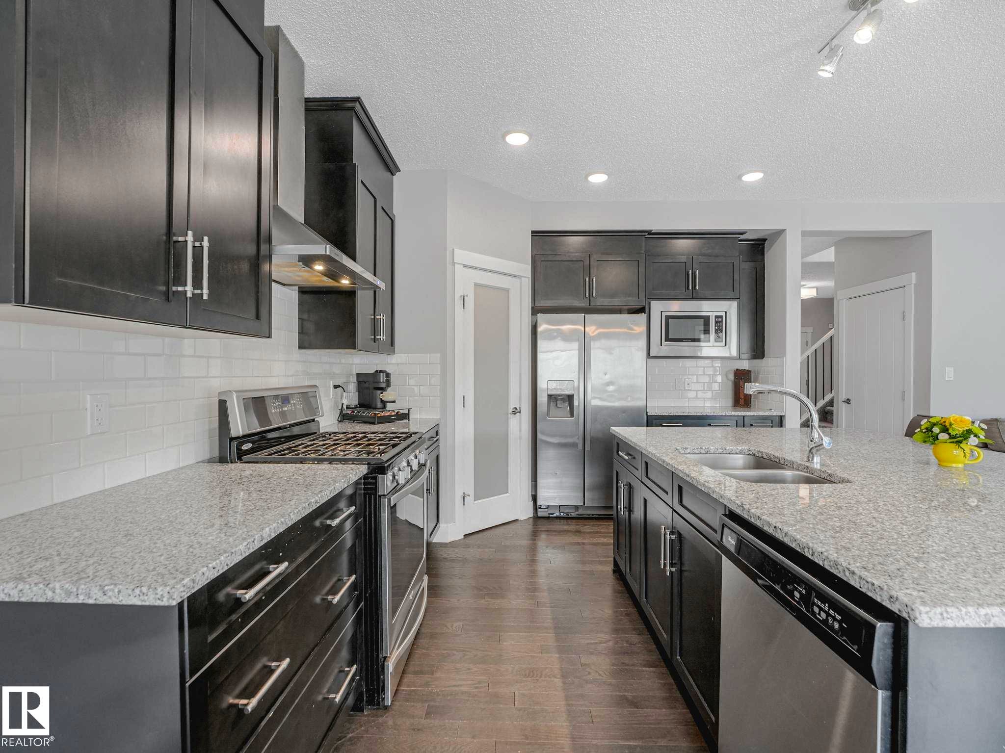 13755 166 Avenue, Edmonton, AB - Indoor Photo Showing Kitchen With Stainless Steel Kitchen With Double Sink With Upgraded Kitchen
