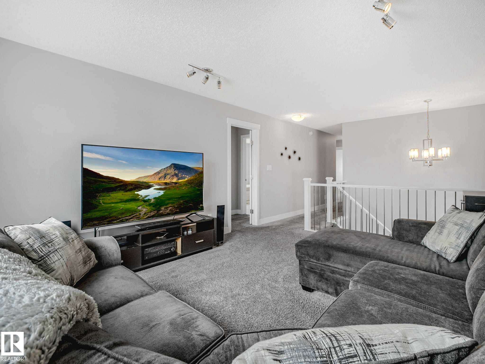 13755 166 Avenue, Edmonton, AB - Indoor Photo Showing Living Room