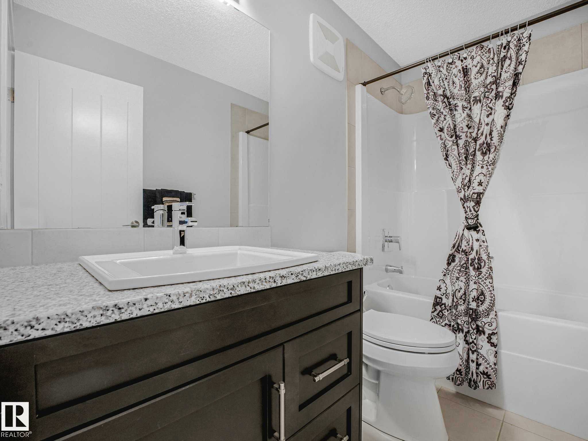 13755 166 Avenue, Edmonton, AB - Indoor Photo Showing Bathroom