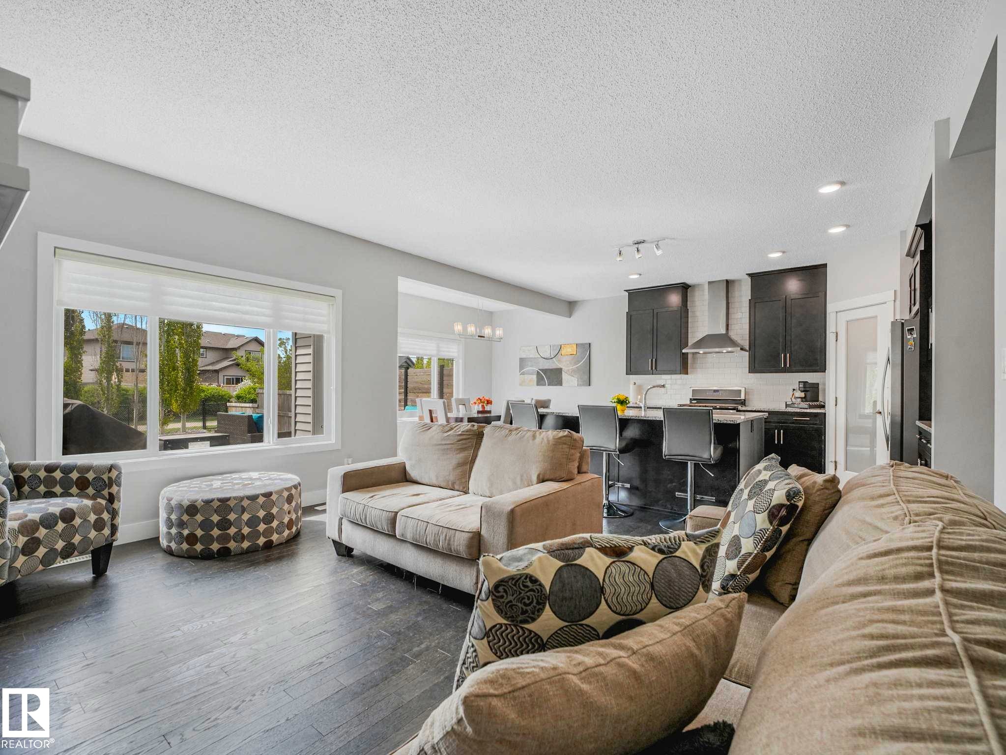 13755 166 Avenue, Edmonton, AB - Indoor Photo Showing Living Room