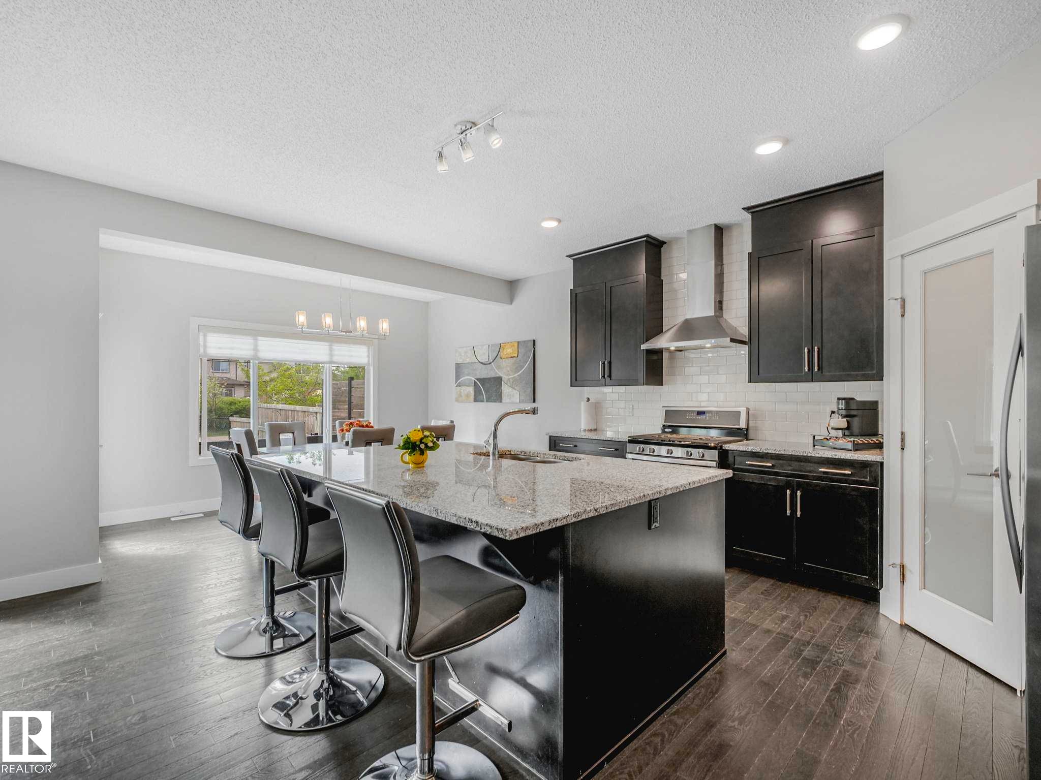13755 166 Avenue, Edmonton, AB - Indoor Photo Showing Kitchen With Upgraded Kitchen