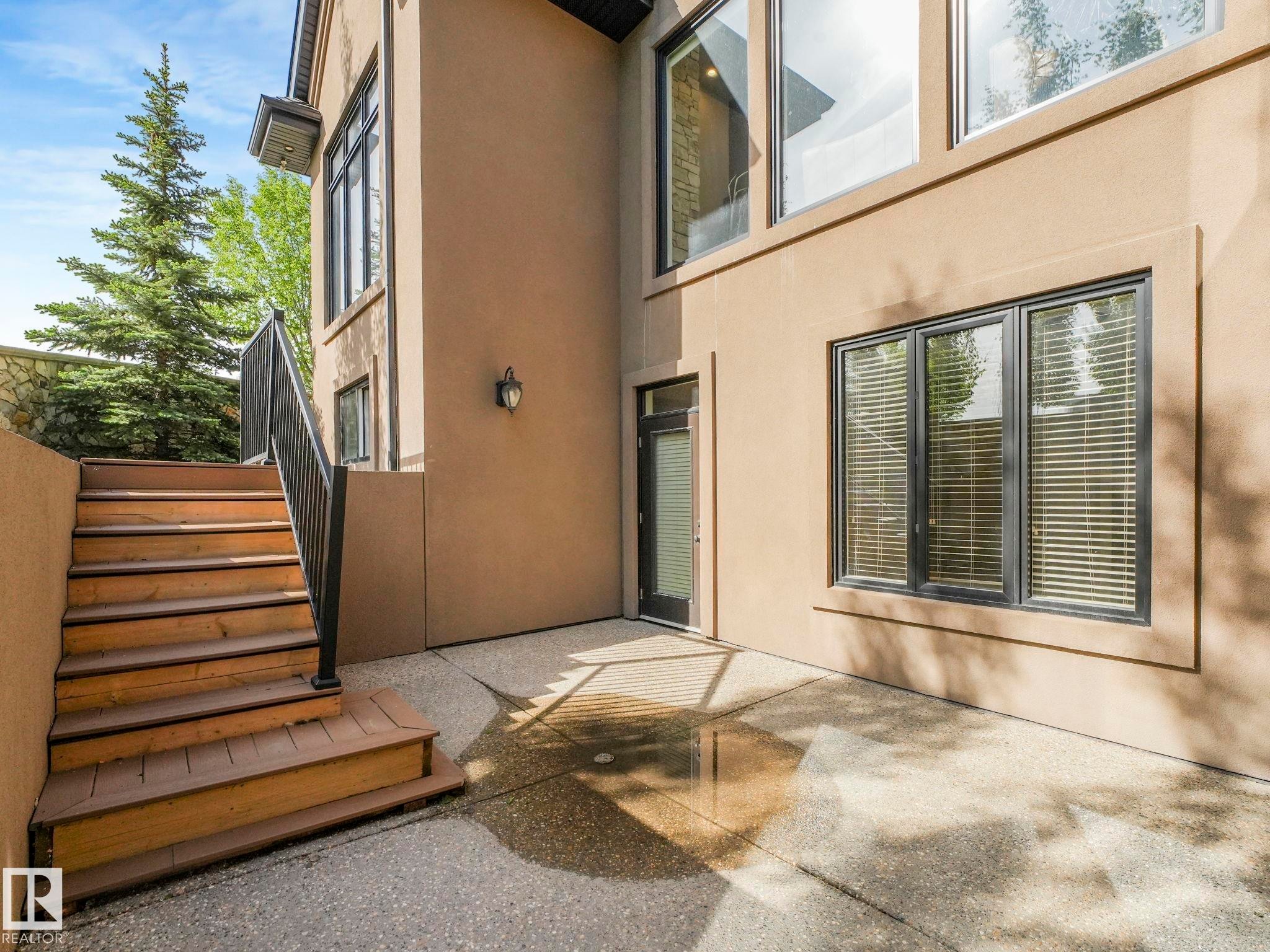 Exterior elevation with stucco finish and multi-pane windows - 2807 Wheaton Drive, Edmonton, AB