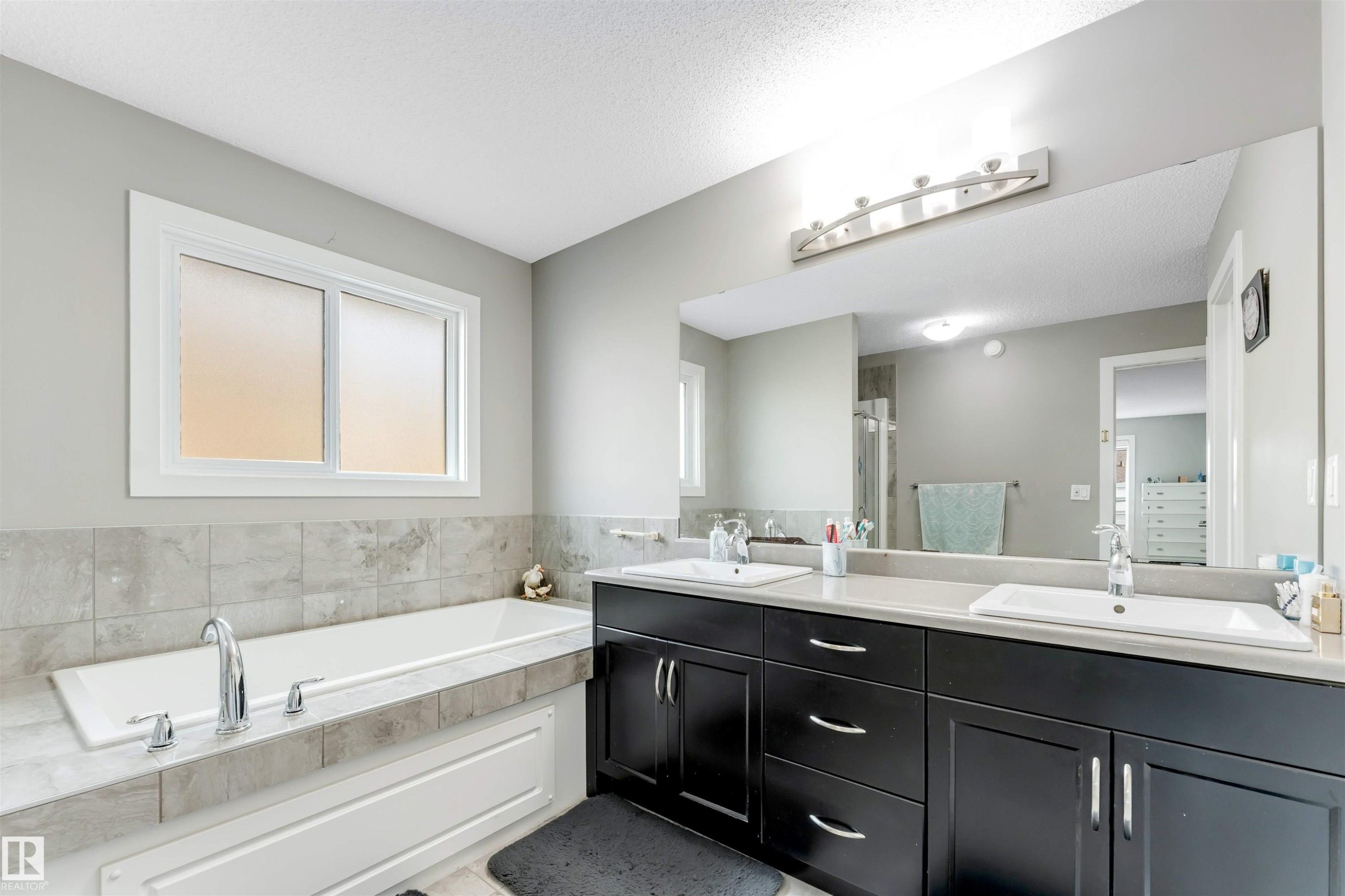 5930 19A Avenue, Edmonton, AB - Indoor Photo Showing Bathroom