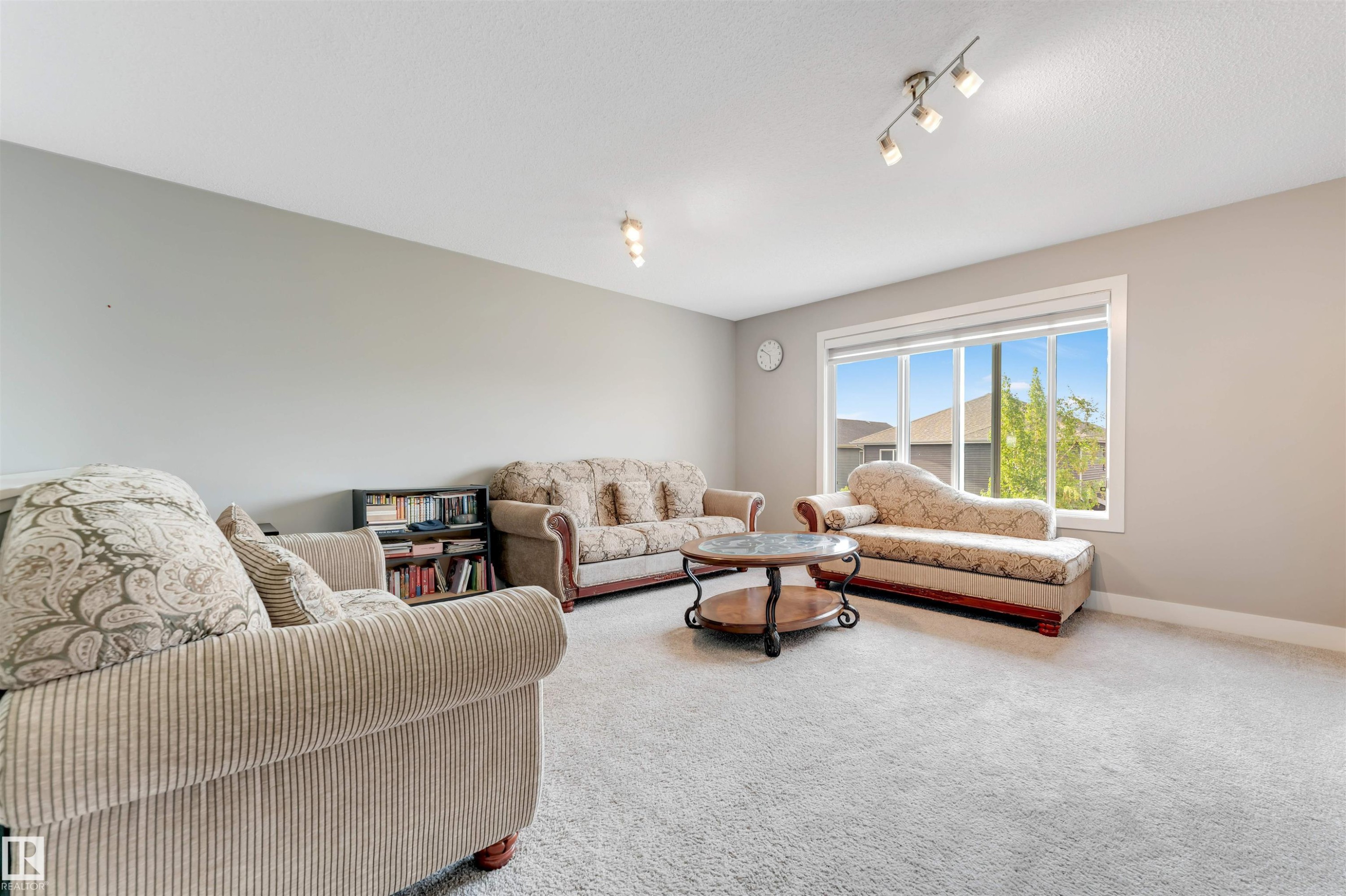 5930 19A Avenue, Edmonton, AB - Indoor Photo Showing Living Room