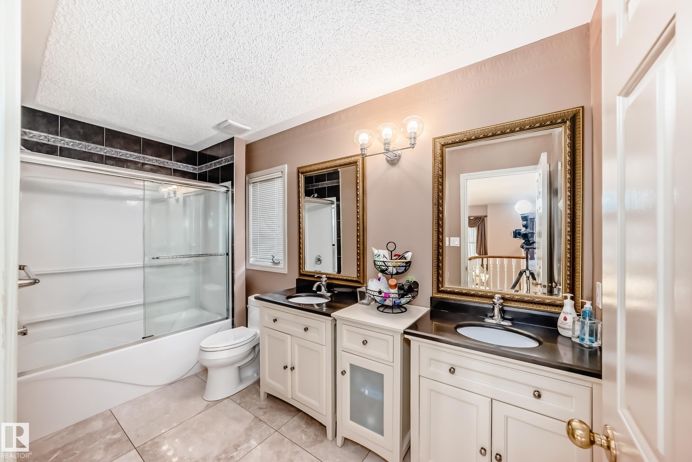 17416 53 Avenue Nw, Edmonton, AB - Indoor Photo Showing Bathroom