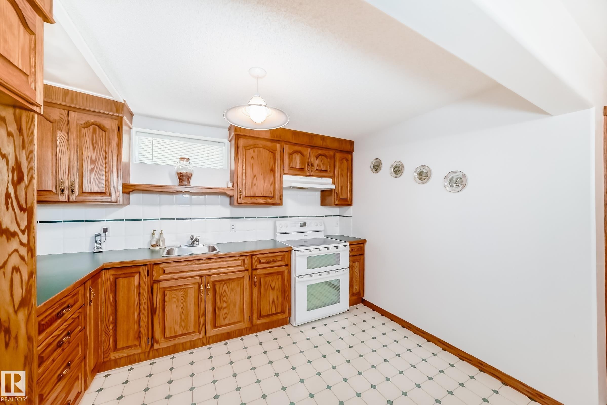 17416 53 Avenue Nw, Edmonton, AB - Indoor Photo Showing Kitchen