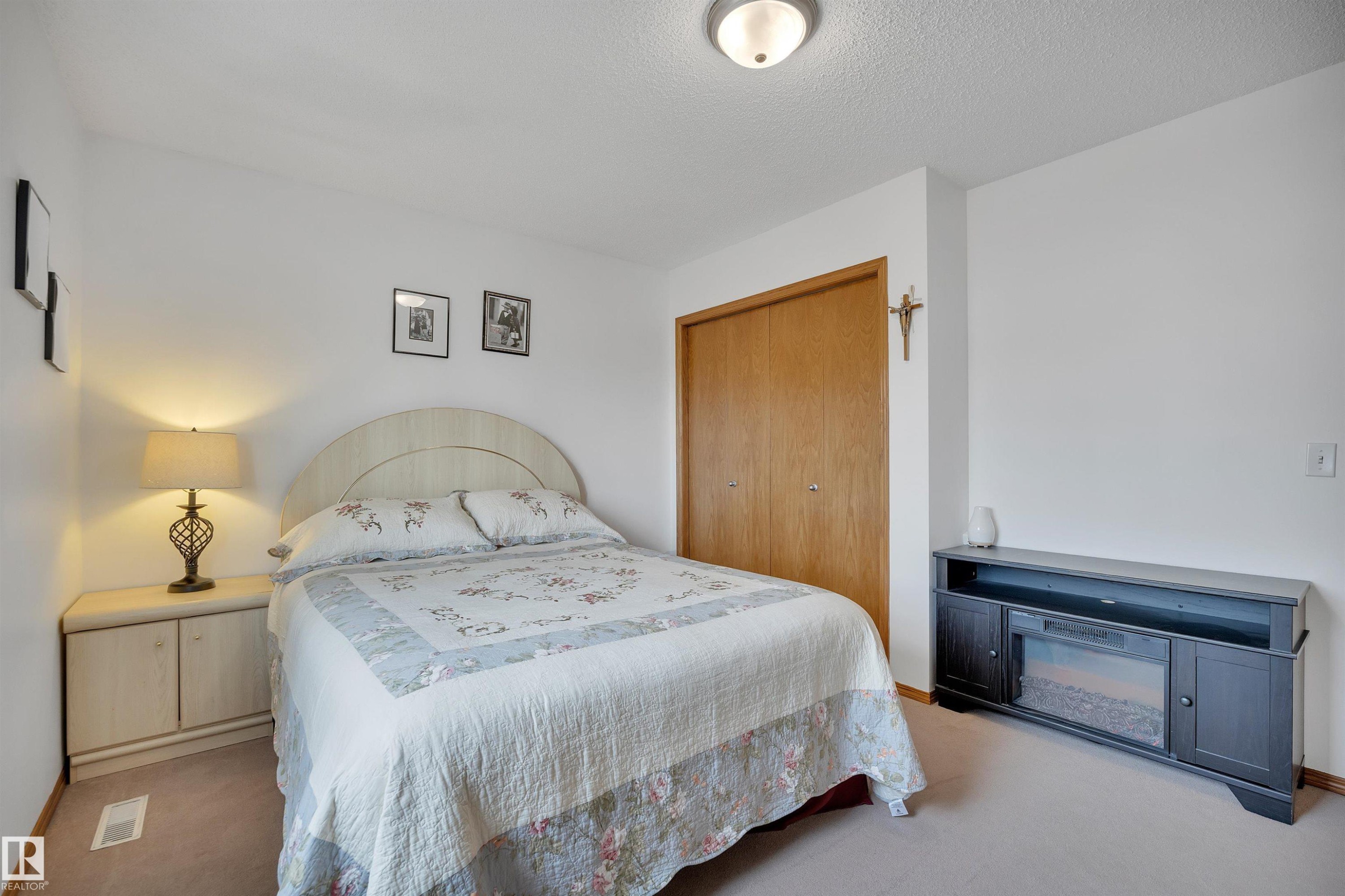Neutral wall tones with carpeted flooring - 16512 87 Street Nw, Edmonton, AB - Indoor Photo Showing Bedroom