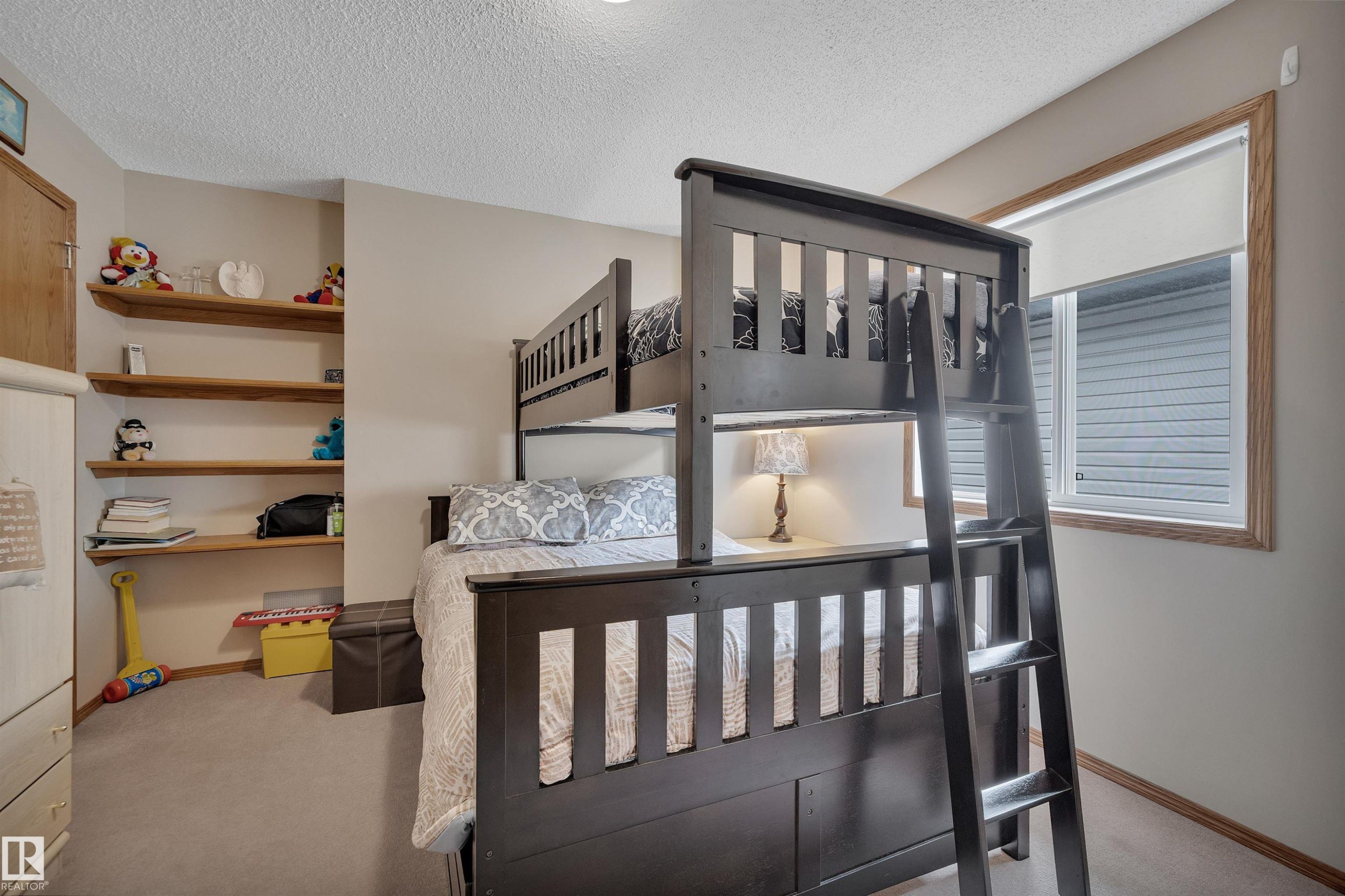 Recessed wall shelving provides storage - 16512 87 Street Nw, Edmonton, AB - Indoor Photo Showing Other Room