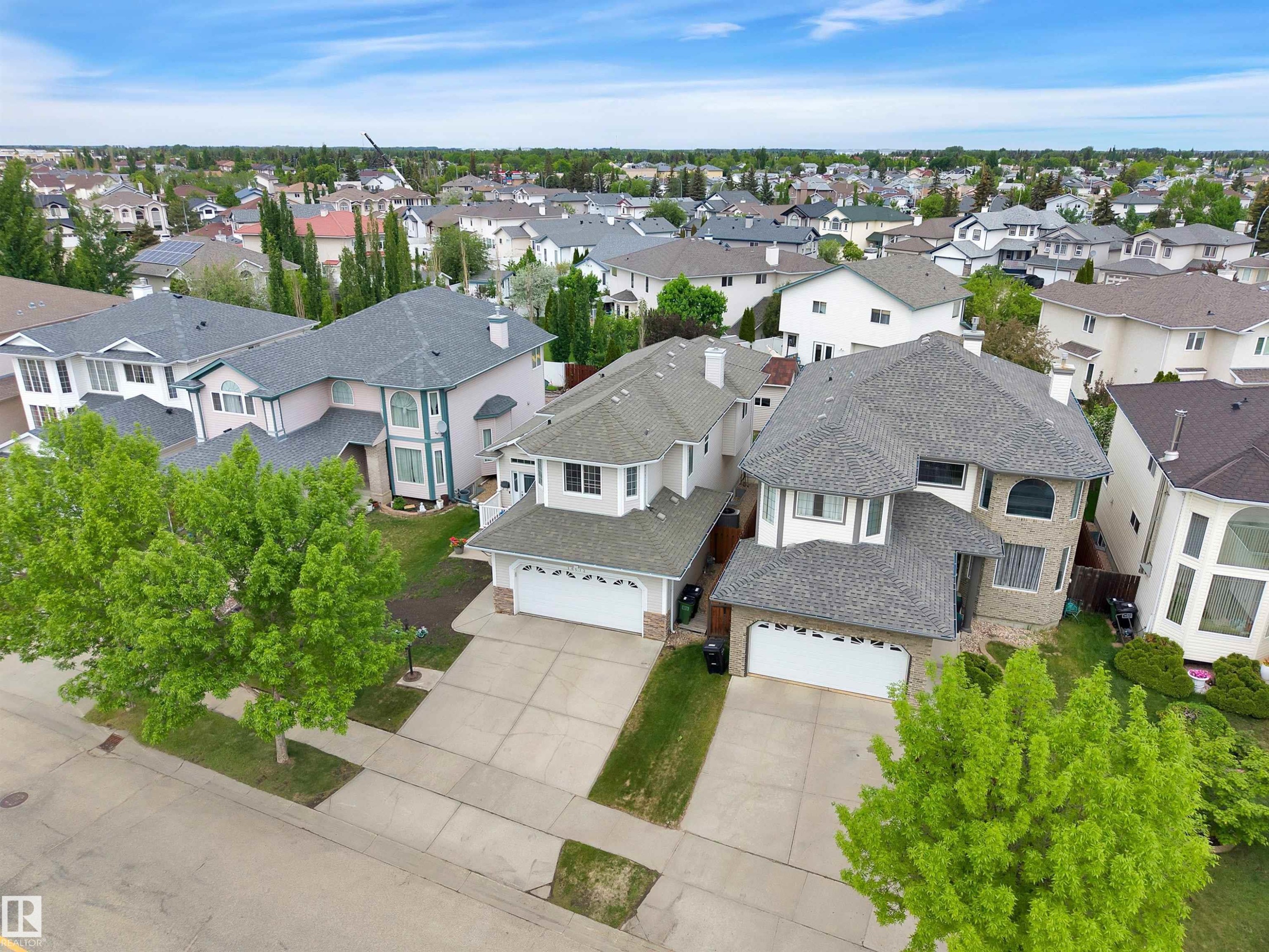 Suburban neighborhood featuring a variety of residential properties - 16512 87 Street Nw, Edmonton, AB - Outdoor With Facade