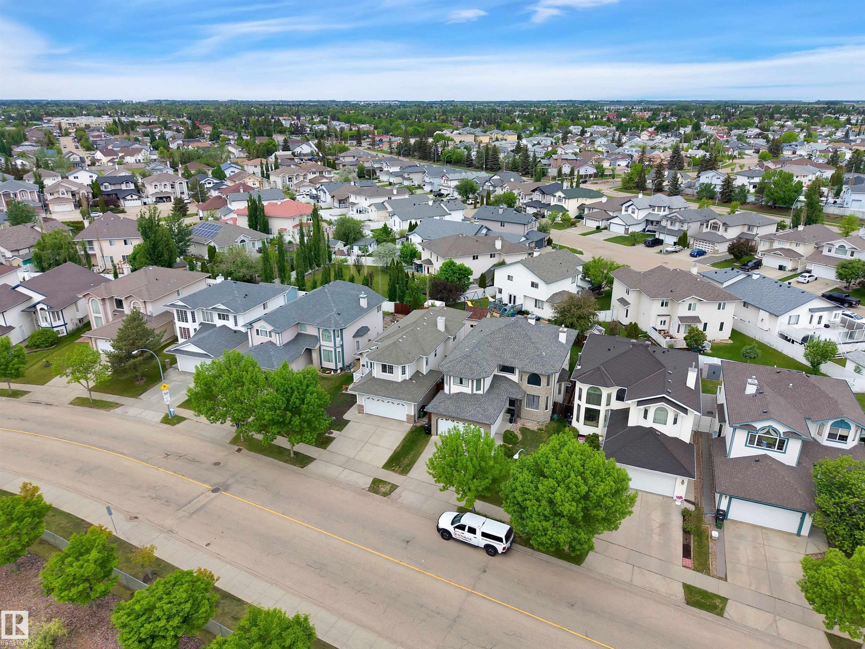 Residential neighborhood featuring multiple detached homes with varying architectural styles - 16512 87 Street Nw, Edmonton, AB - Outdoor With View