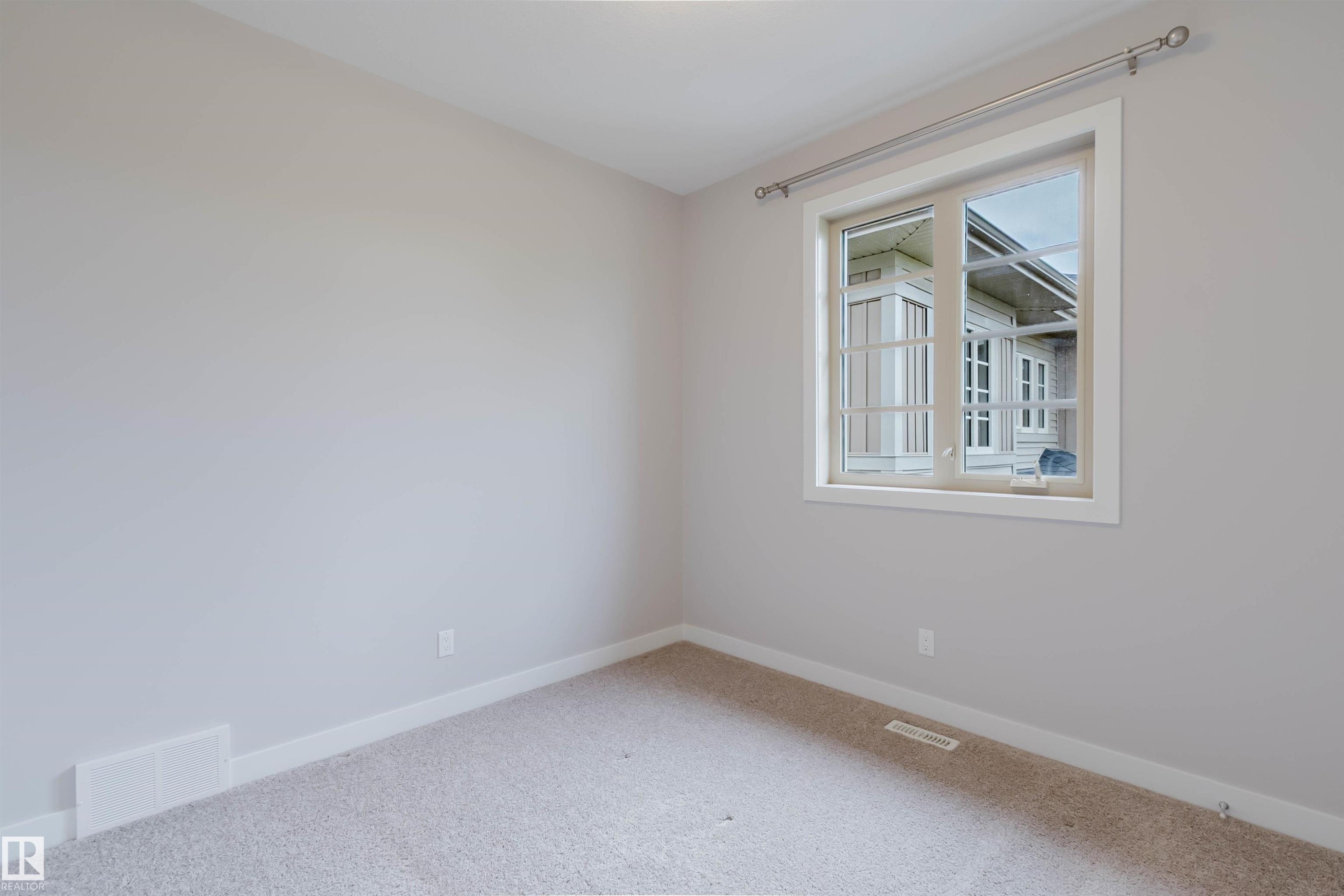 Neutral-toned room with light gray walls and plush carpet flooring - 2921 Anderson Crest Sw, Edmonton, AB - Indoor Photo Showing Other Room