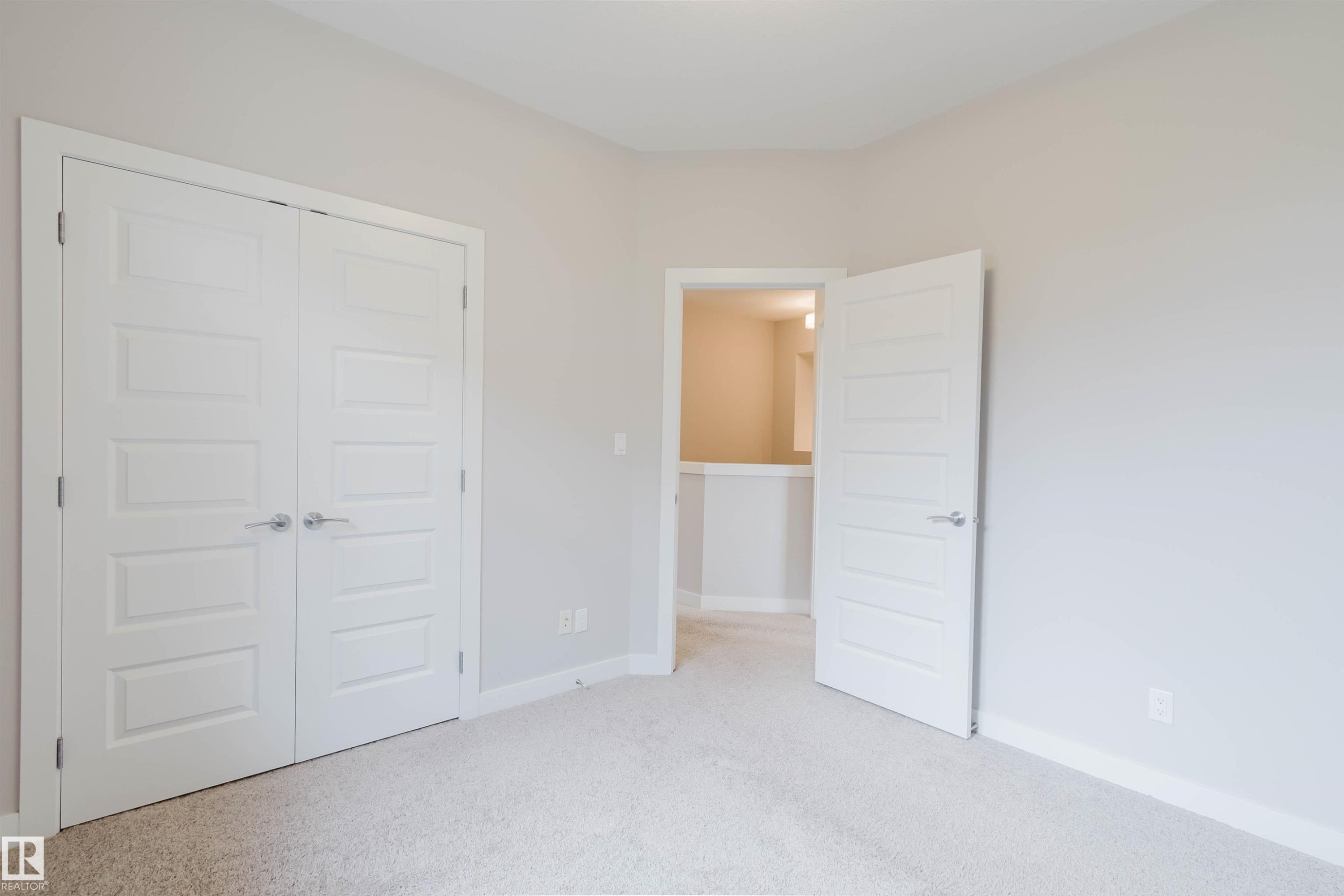 Neutral-toned carpet flooring and light gray wall paint - 2921 Anderson Crest Sw, Edmonton, AB - Indoor Photo Showing Other Room