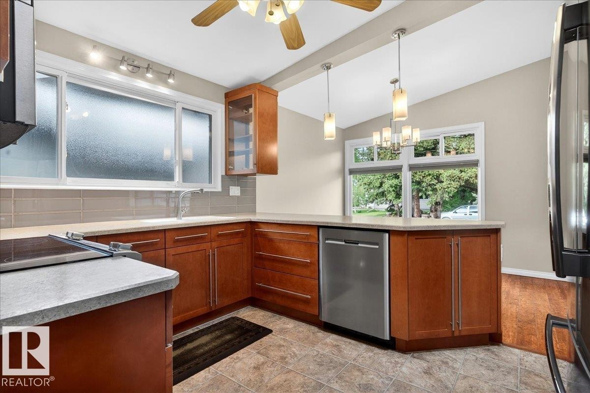 15302 76 Av, Edmonton, AB