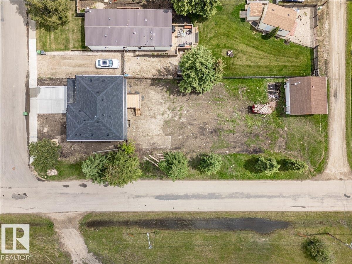 5023 47Ave, Calmar, AB