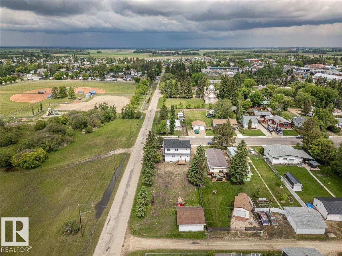 5023 47Ave, Calmar, AB