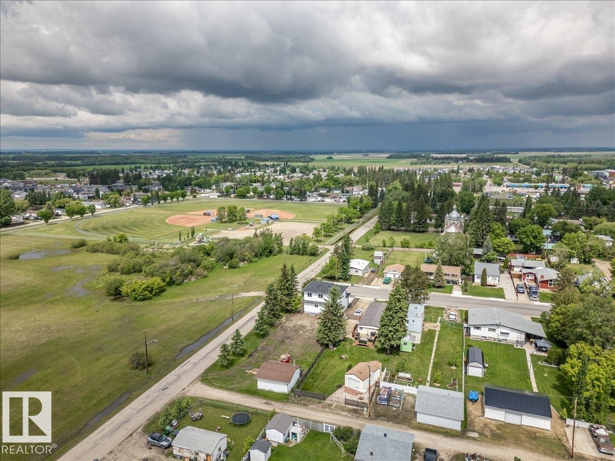 5023 47Ave, Calmar, AB
