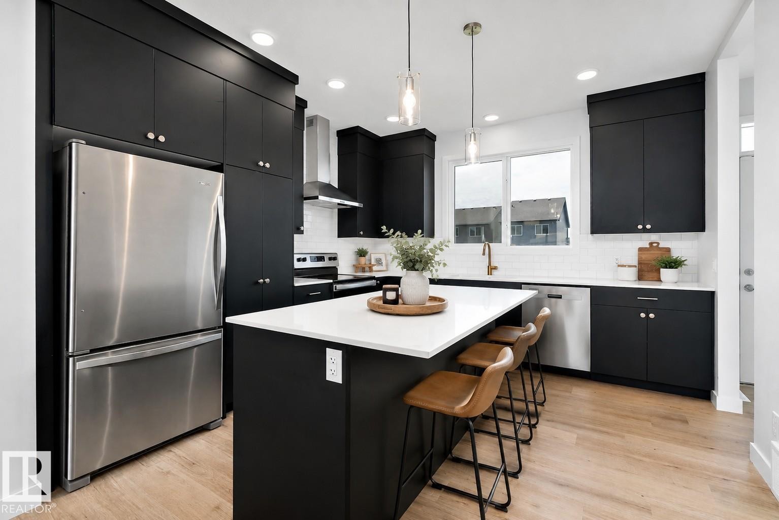 5275 Edgemont Boulevard Nw, Edmonton, AB - Indoor Photo Showing Kitchen With Stainless Steel Kitchen With Upgraded Kitchen