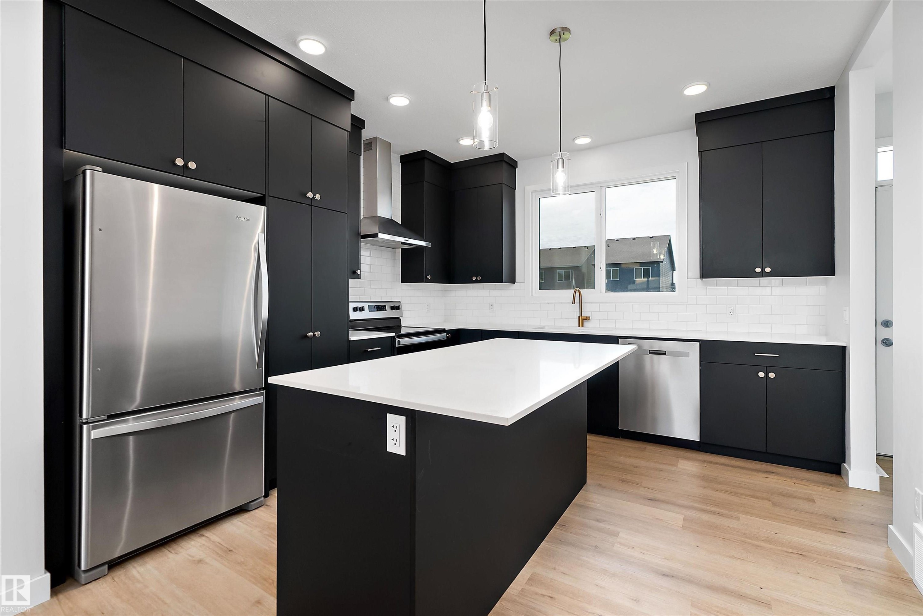 5275 Edgemont Boulevard Nw, Edmonton, AB - Indoor Photo Showing Kitchen With Stainless Steel Kitchen With Upgraded Kitchen