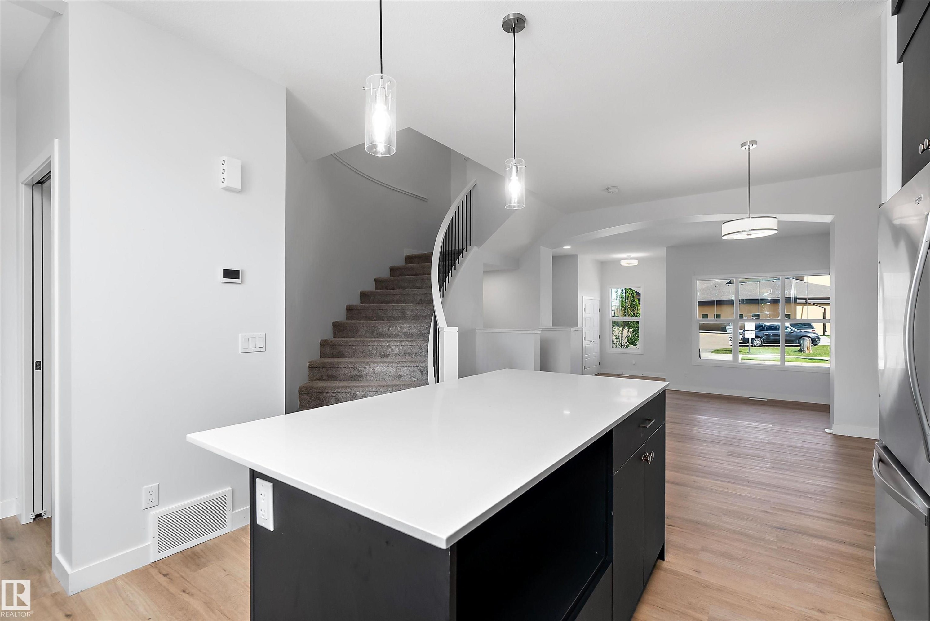 5275 Edgemont Boulevard Nw, Edmonton, AB - Indoor Photo Showing Kitchen