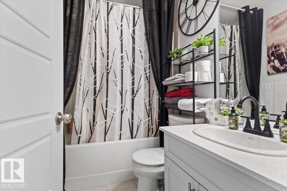 5213 22 Avenue Sw, Edmonton, AB - Indoor Photo Showing Bathroom