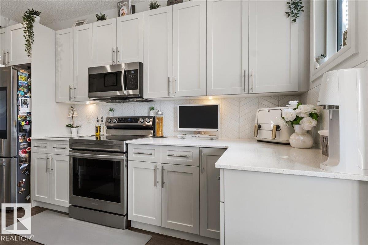 5213 22 Avenue Sw, Edmonton, AB - Indoor Photo Showing Kitchen