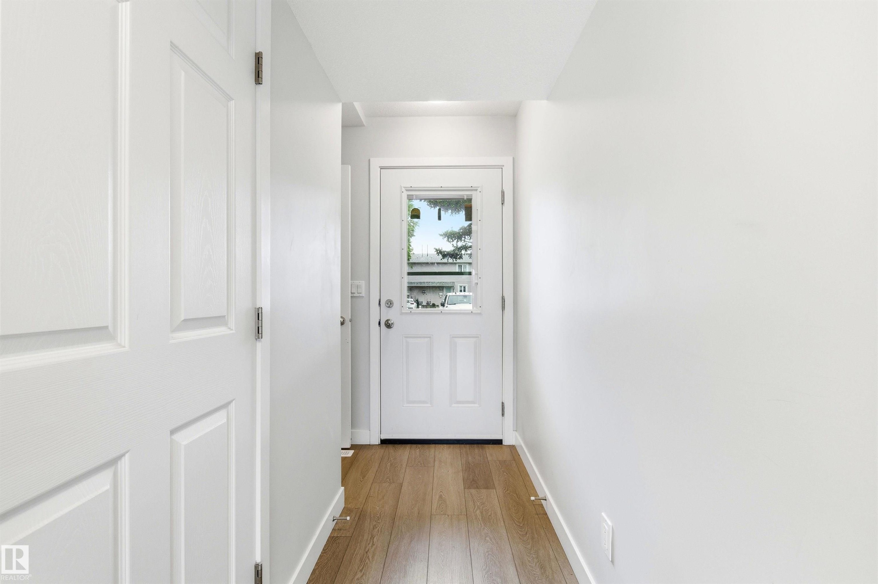 Interior entry - 18353 66 Avenue, Edmonton, AB
