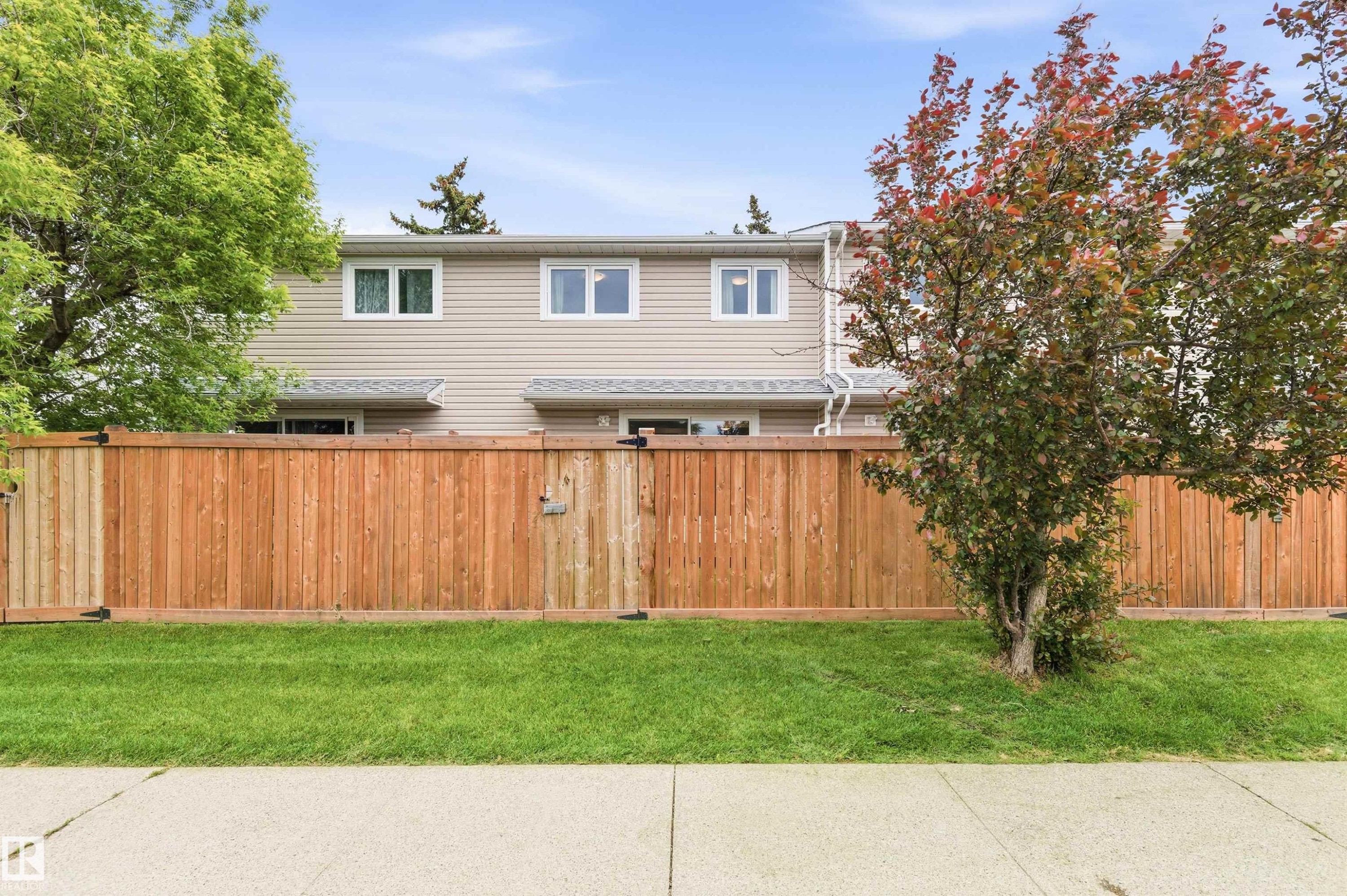 Full-height wood fencing enclosing a manicured lawn - 18353 66 Avenue, Edmonton, AB