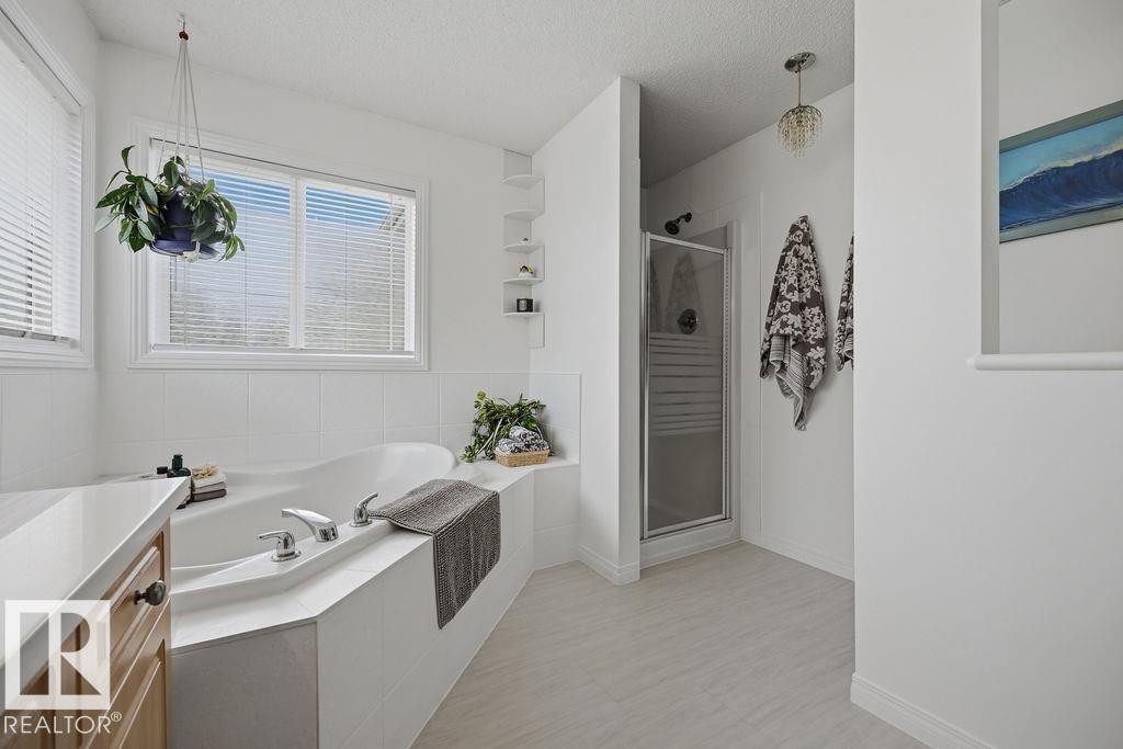 1892 Robertson Crescent, Edmonton, AB