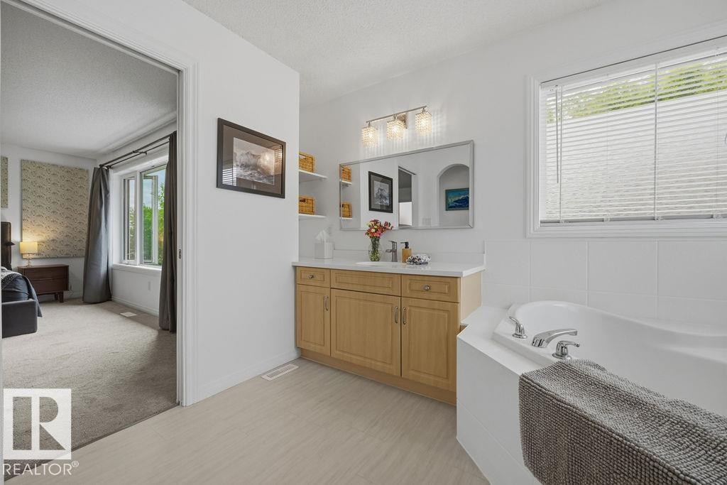 1892 Robertson Crescent, Edmonton, AB