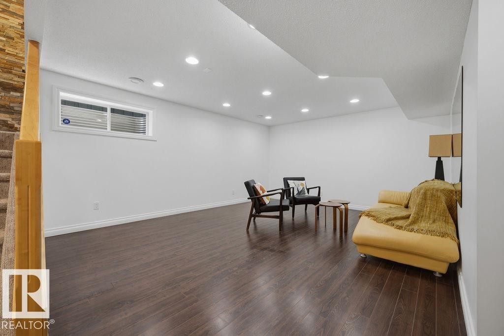 1892 Robertson Crescent, Edmonton, AB