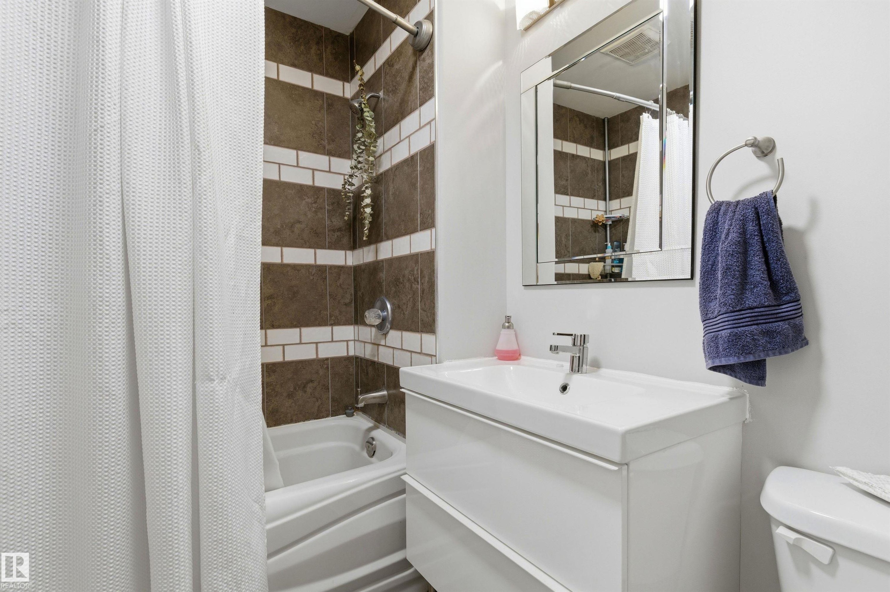 Bathroom - 7412/7414 83 Avenue Nw, Edmonton, AB - Indoor Photo Showing Bathroom