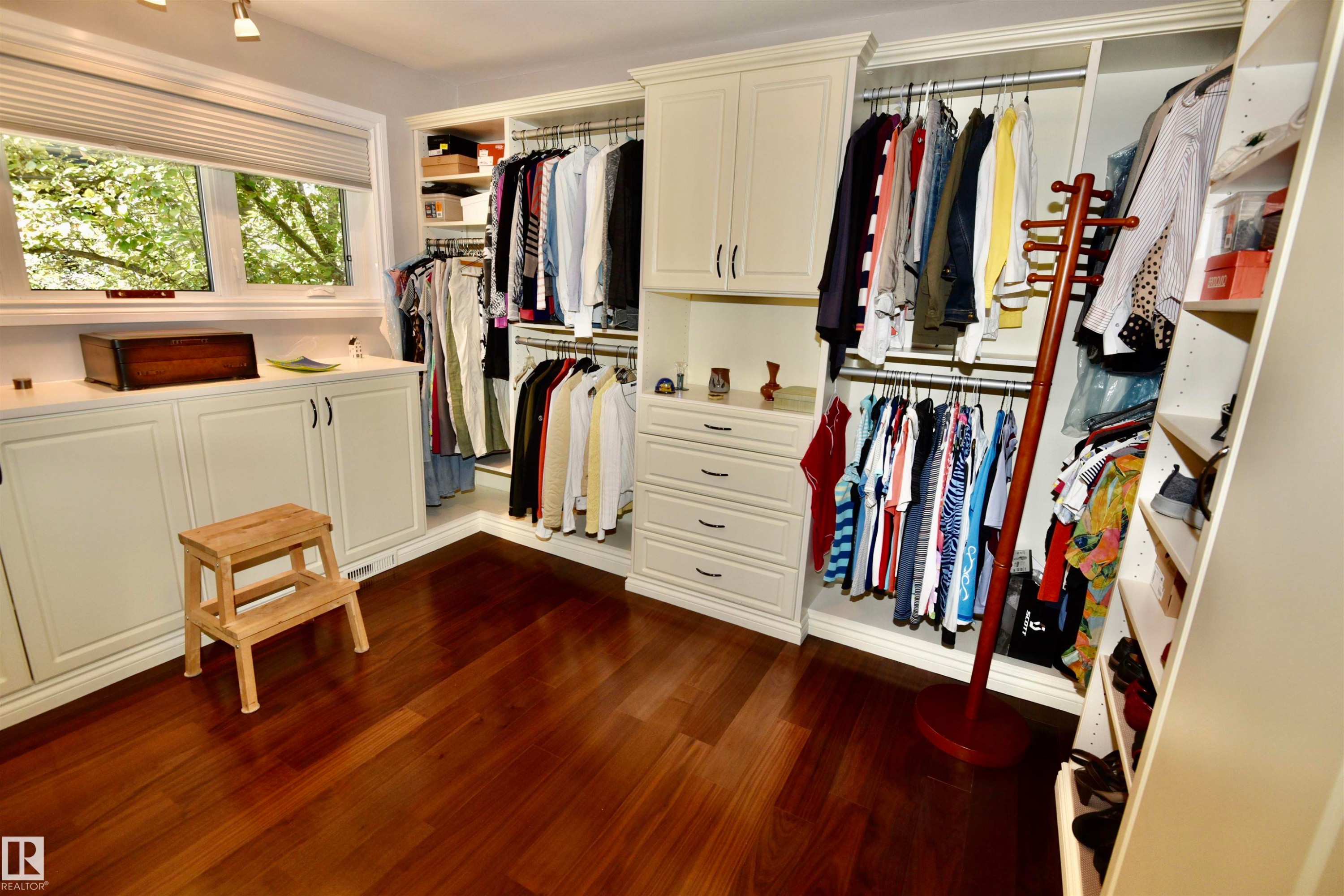 Walk in closet - 6 St George'S Crescent, Edmonton, AB