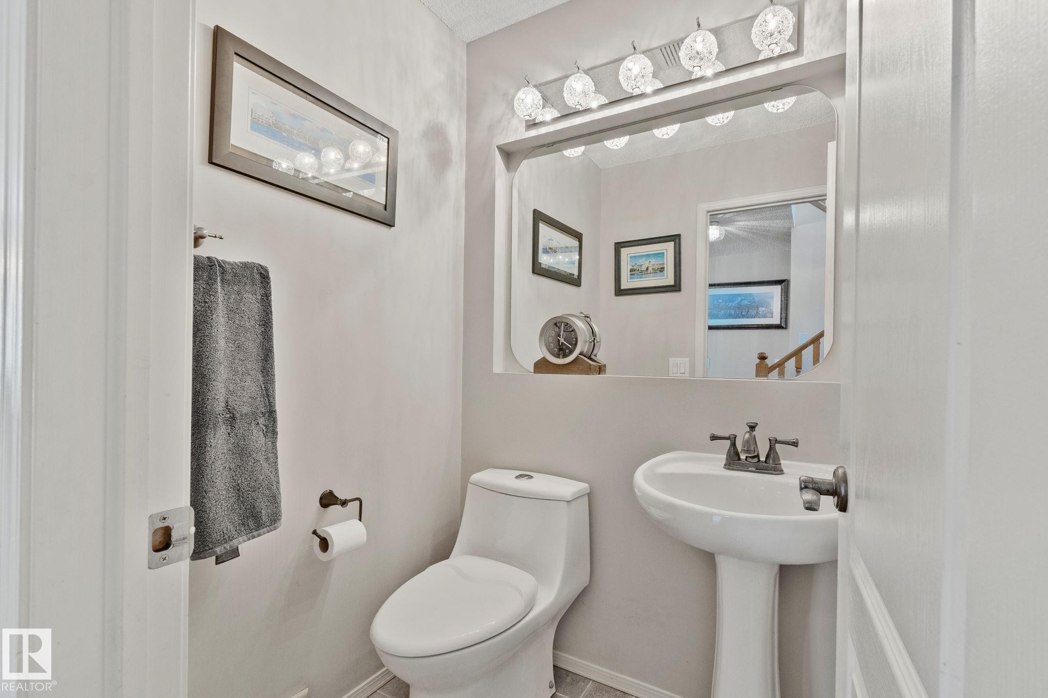 591 Byrne Crescent Sw, Edmonton, AB - Indoor Photo Showing Bathroom