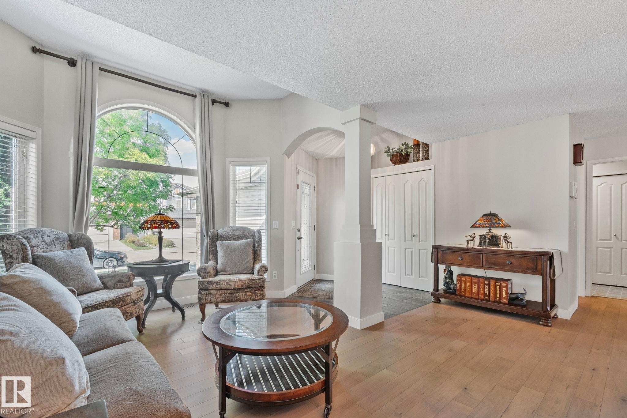 591 Byrne Crescent Sw, Edmonton, AB - Indoor Photo Showing Living Room