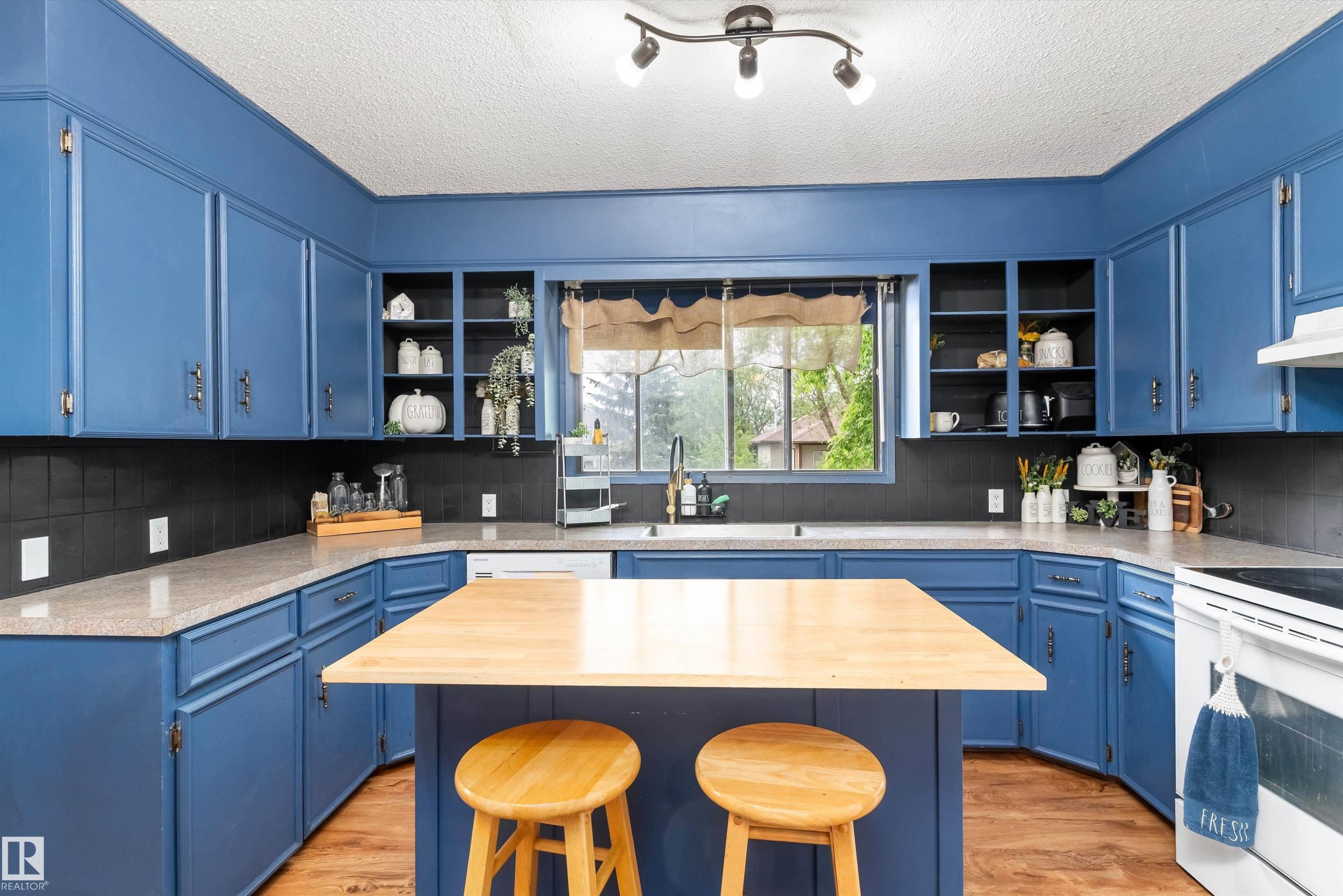 14 2 Avenue, Hay Lakes, AB - Indoor Photo Showing Kitchen