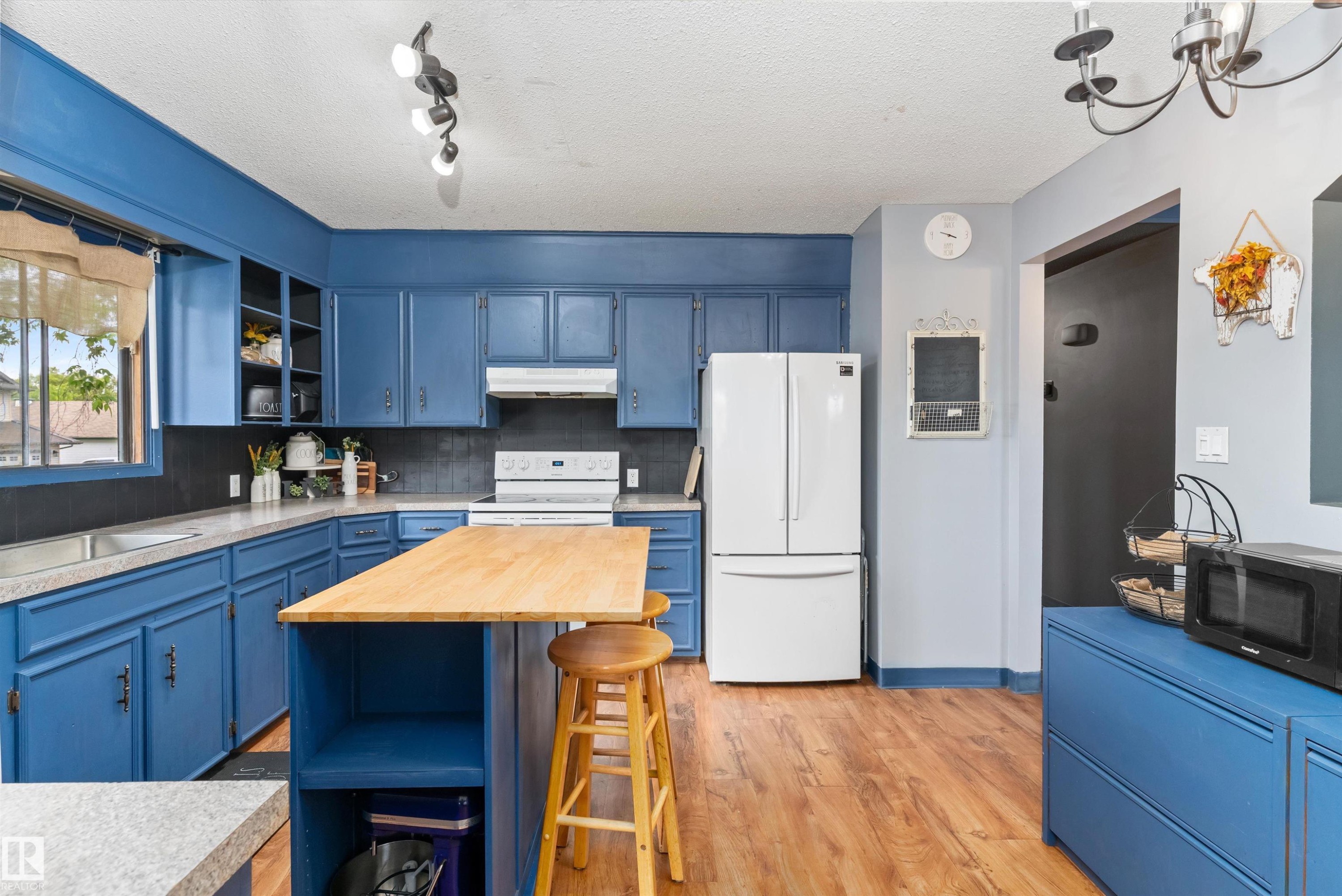 14 2 Avenue, Hay Lakes, AB - Indoor Photo Showing Kitchen With Double Sink