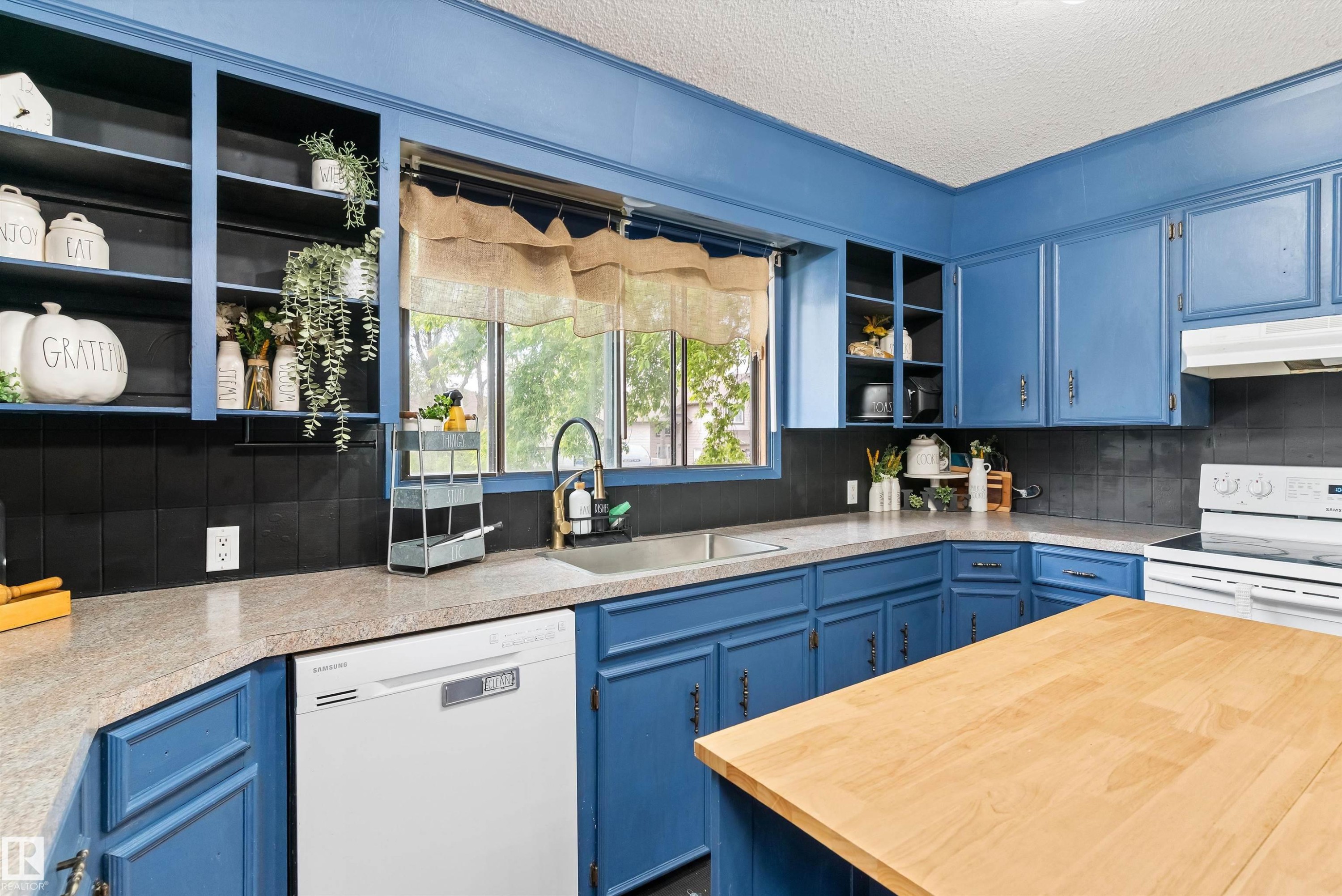 14 2 Avenue, Hay Lakes, AB - Indoor Photo Showing Kitchen