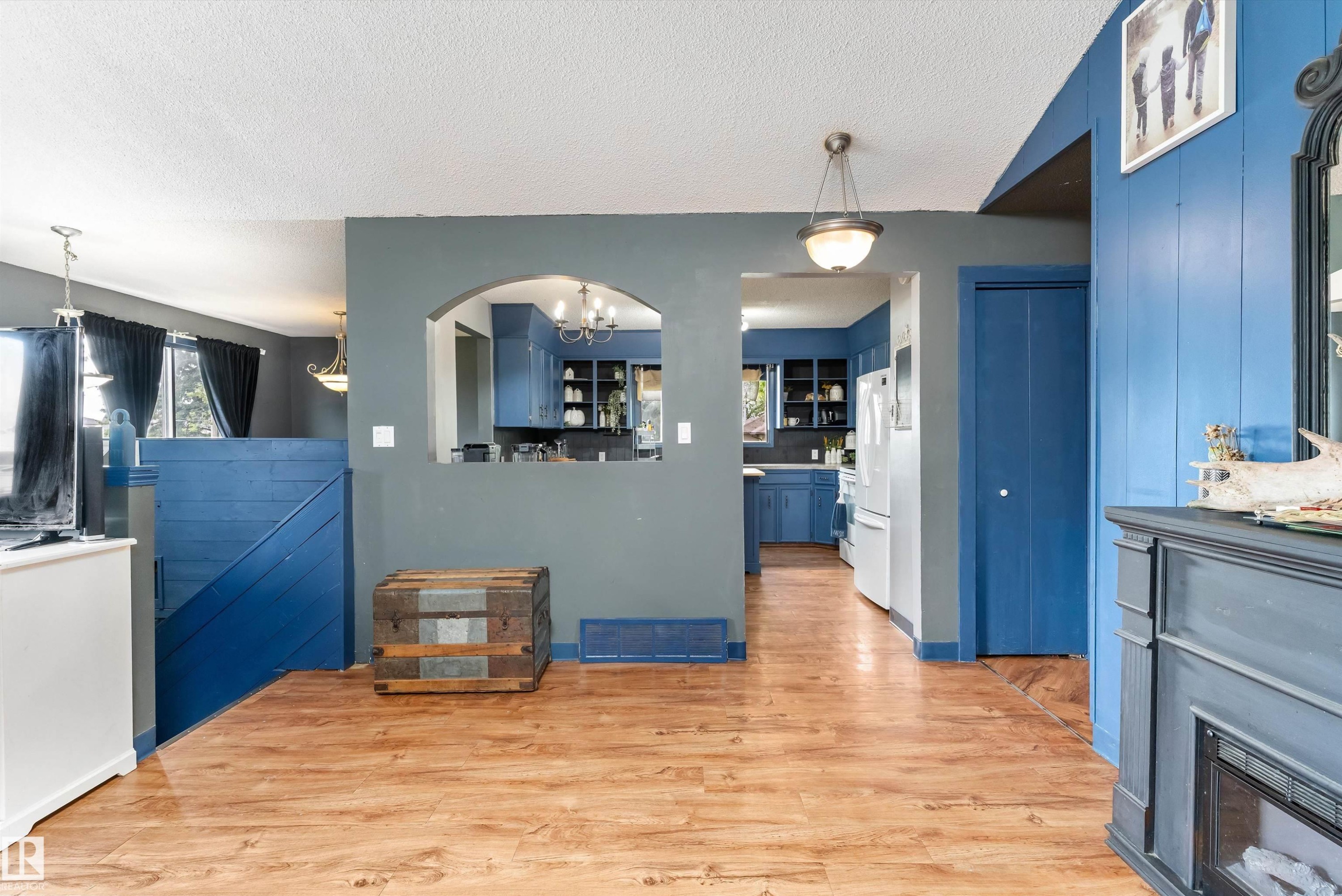 14 2 Avenue, Hay Lakes, AB - Indoor With Fireplace