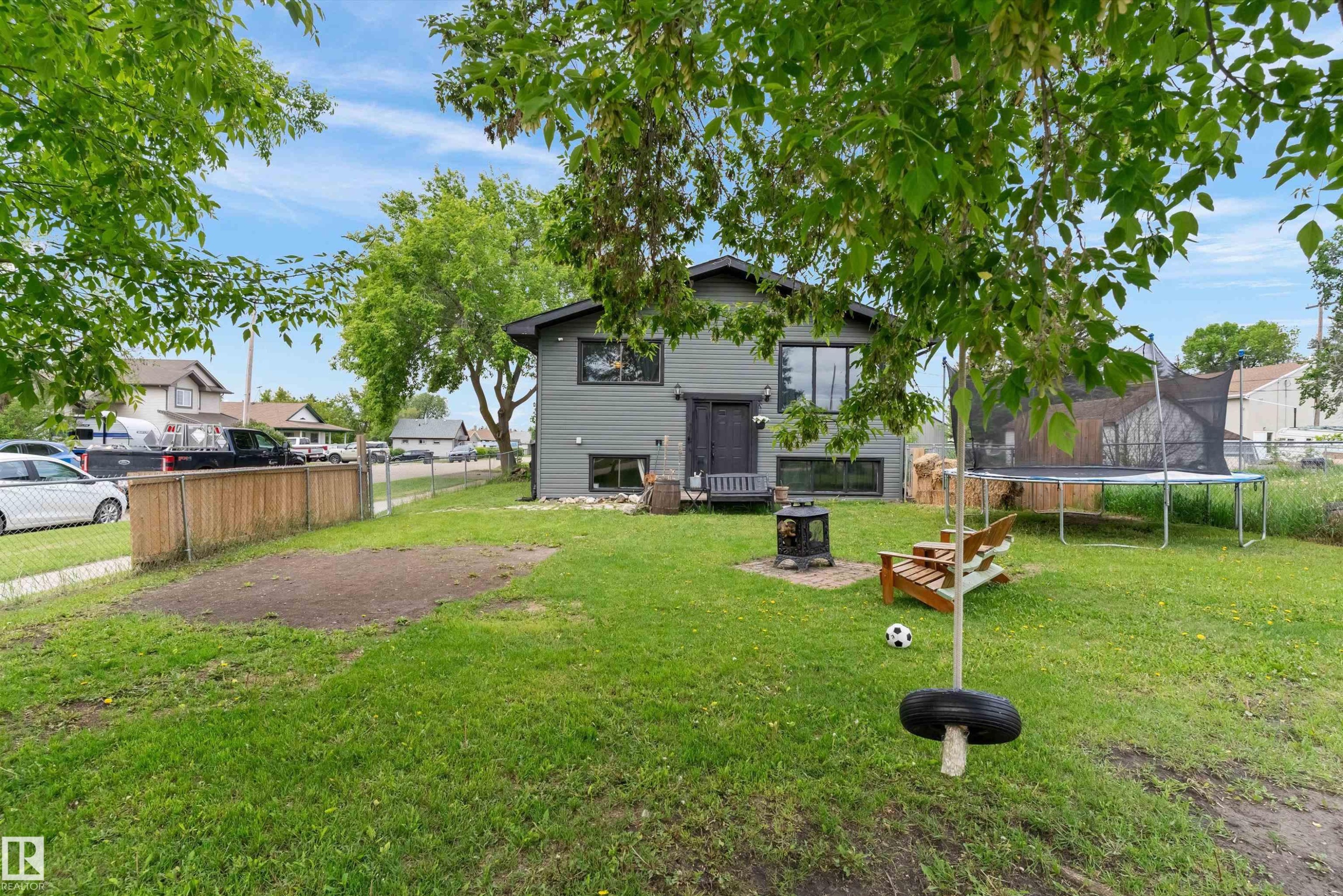 14 2 Avenue, Hay Lakes, AB - Outdoor With Backyard