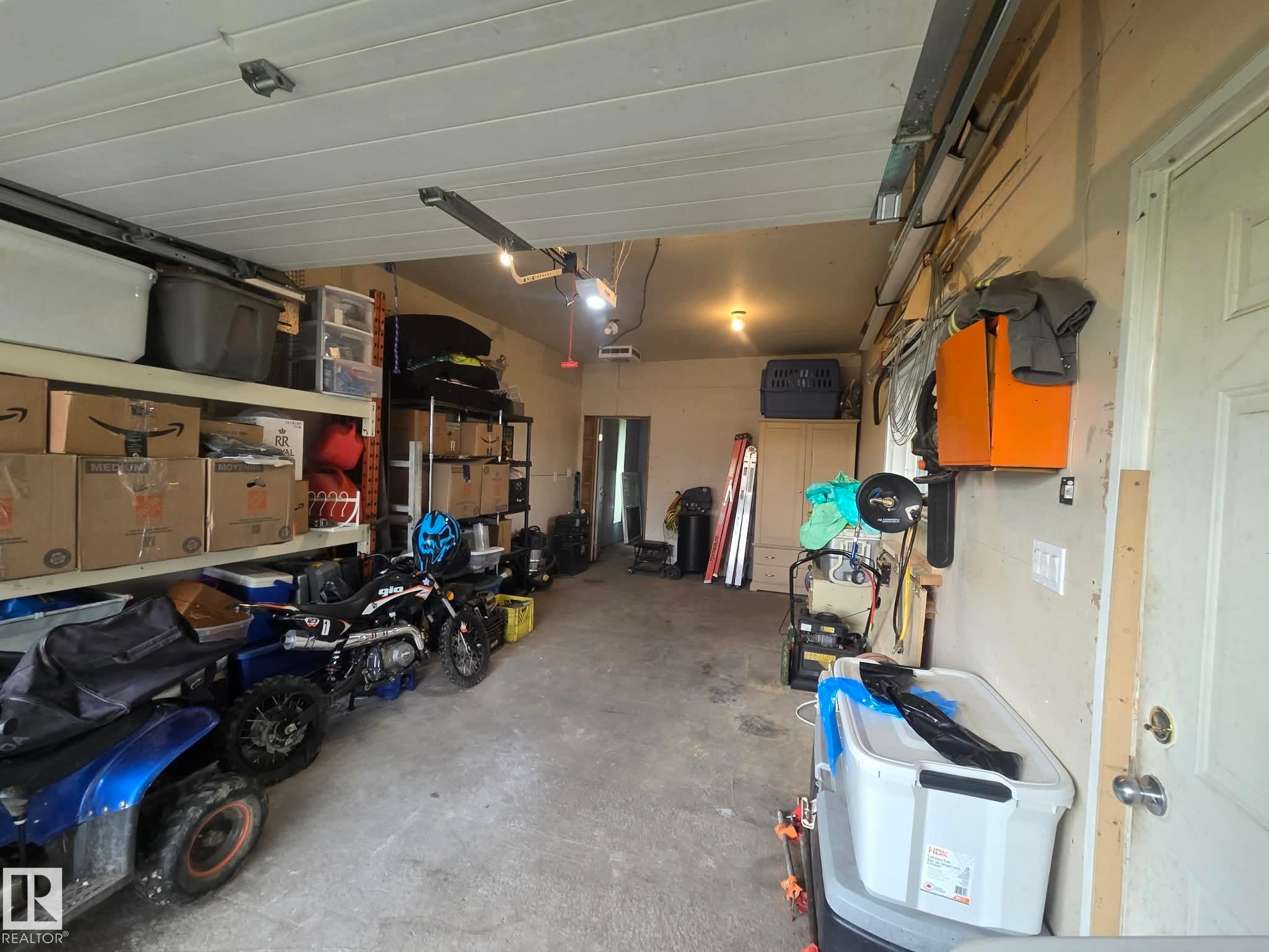 14 2 Avenue, Hay Lakes, AB - Indoor Photo Showing Garage