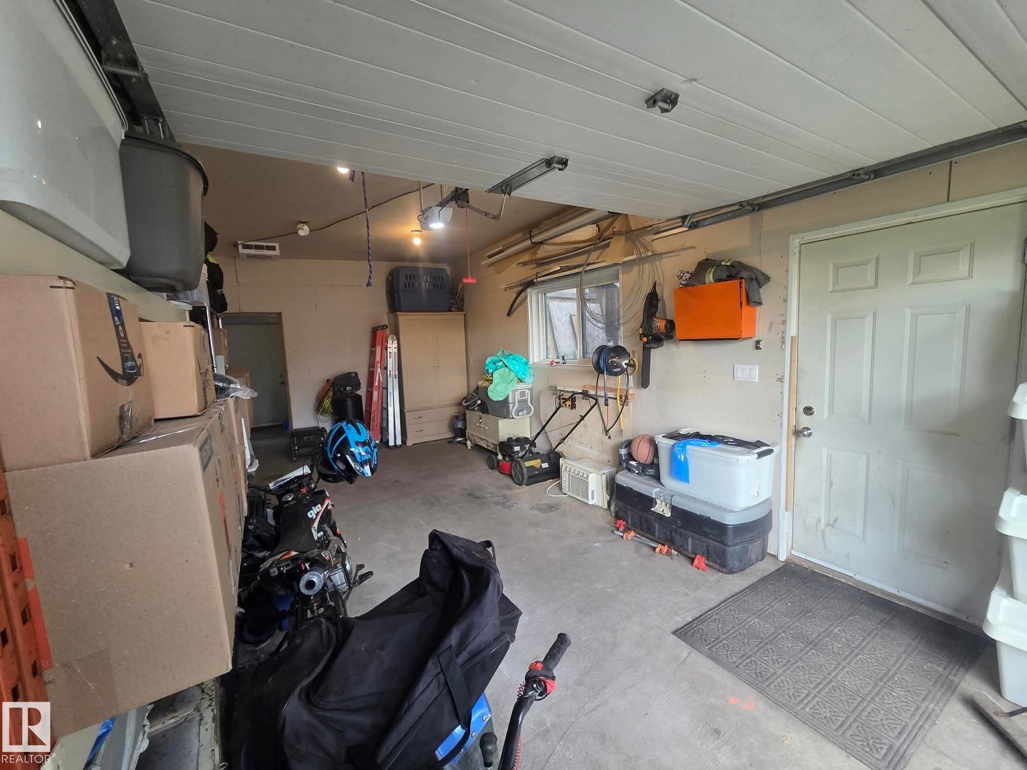 14 2 Avenue, Hay Lakes, AB - Indoor Photo Showing Garage