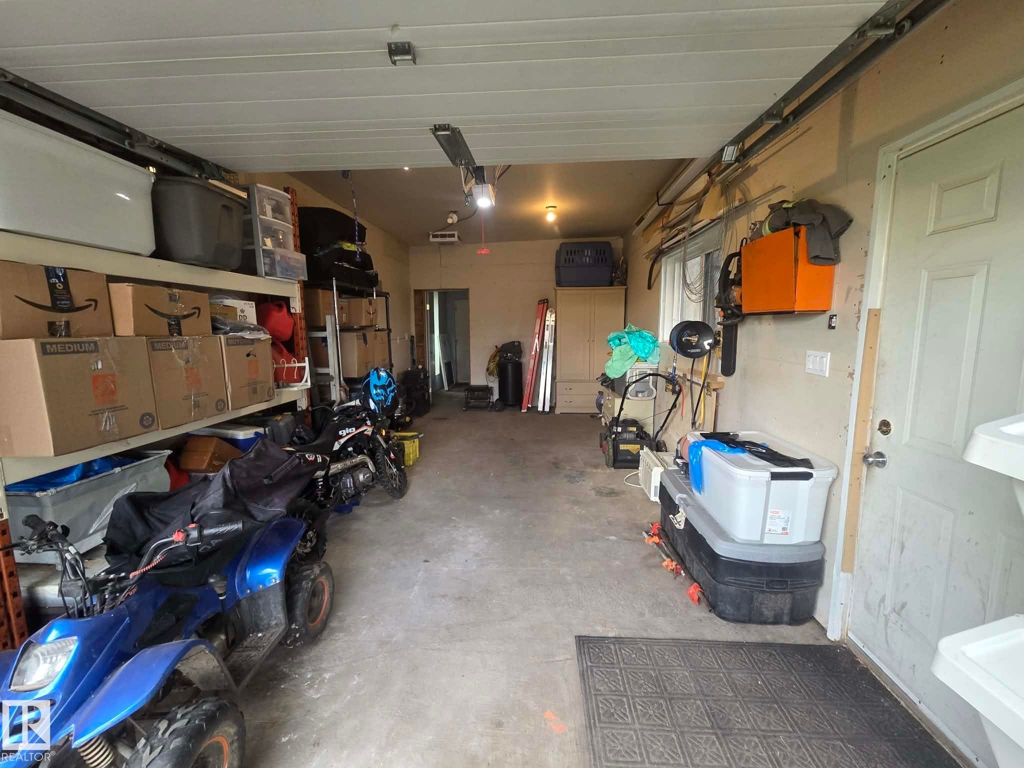 14 2 Avenue, Hay Lakes, AB - Indoor Photo Showing Garage