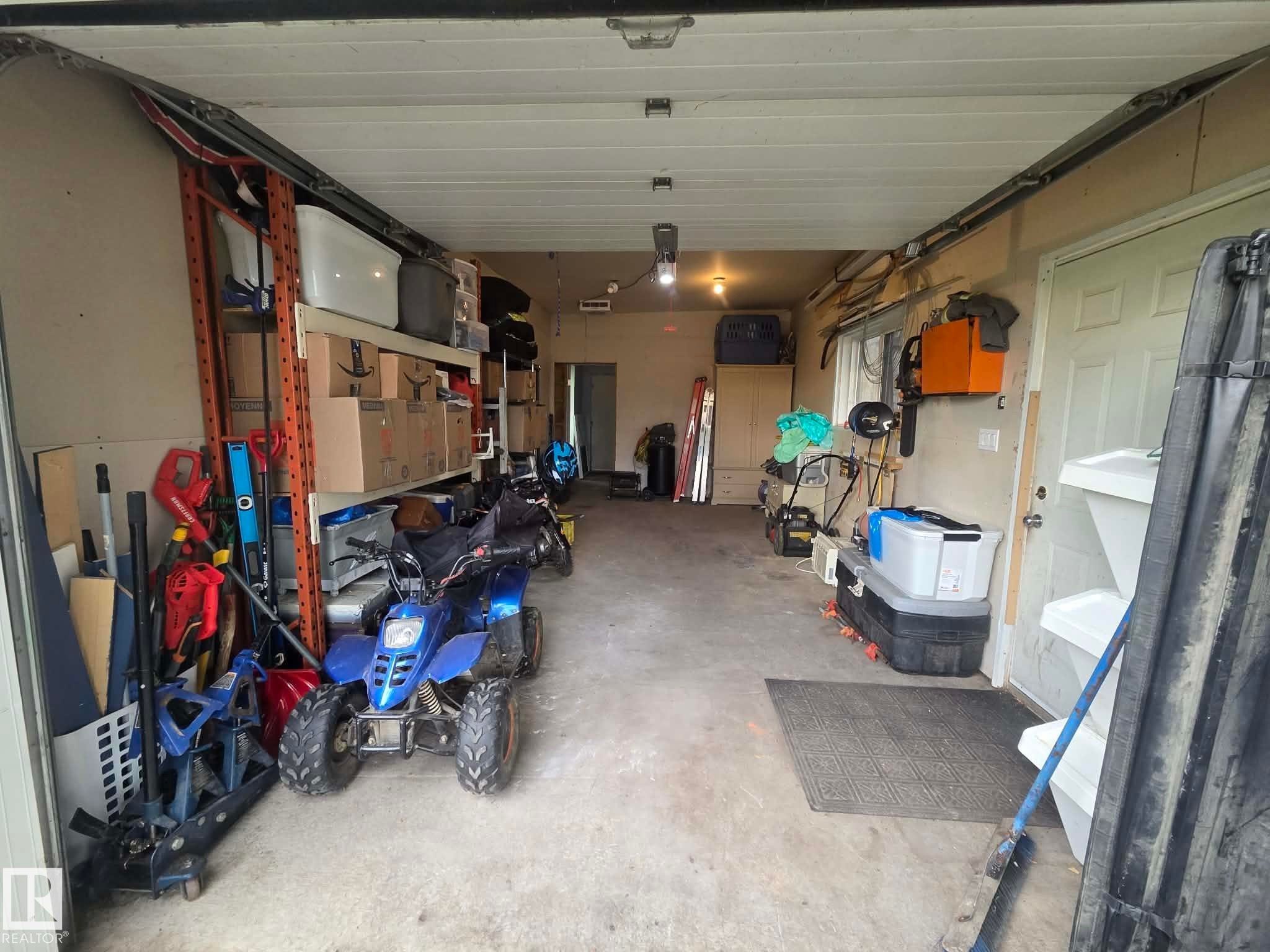 14 2 Avenue, Hay Lakes, AB - Indoor Photo Showing Garage