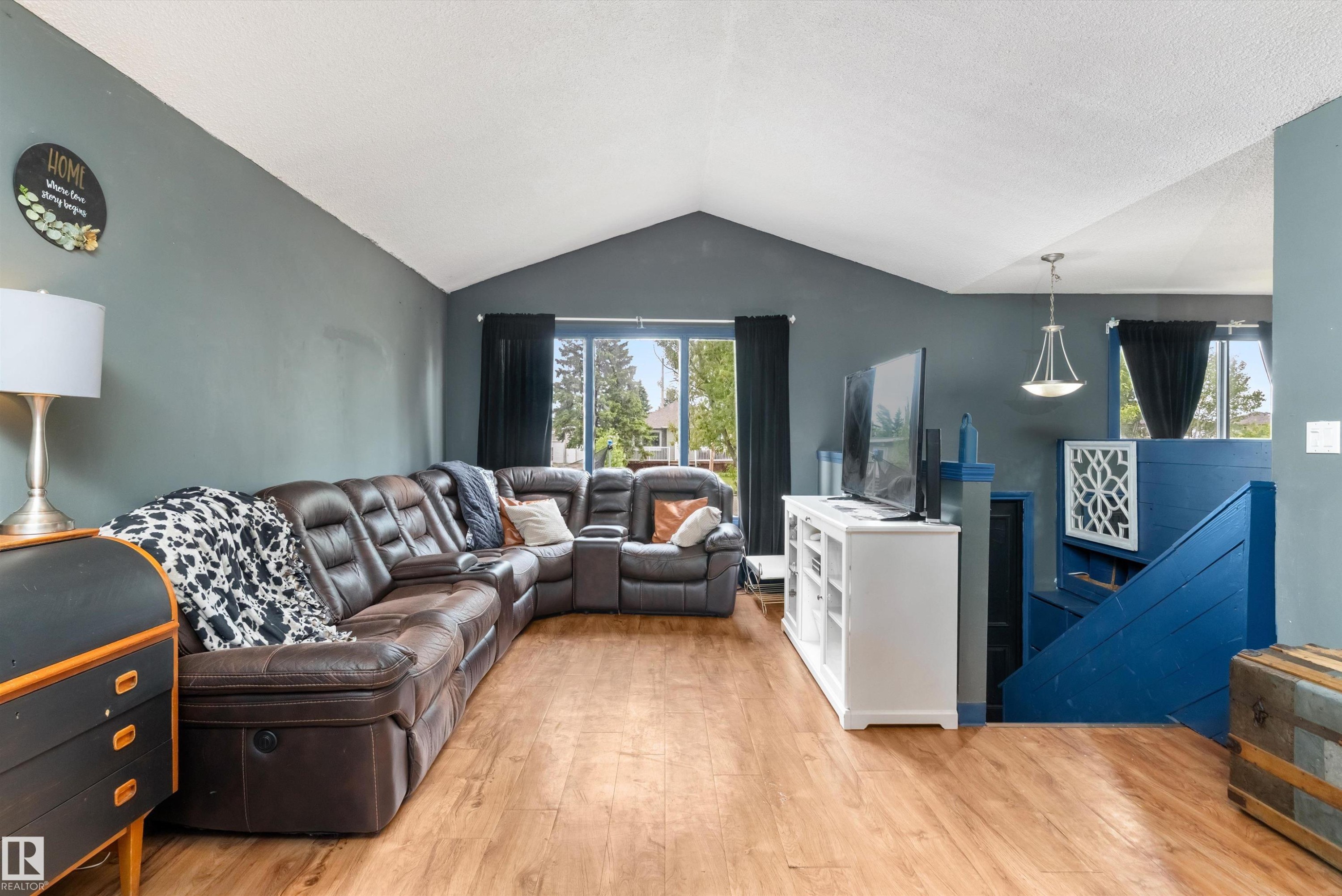 14 2 Avenue, Hay Lakes, AB - Indoor Photo Showing Living Room