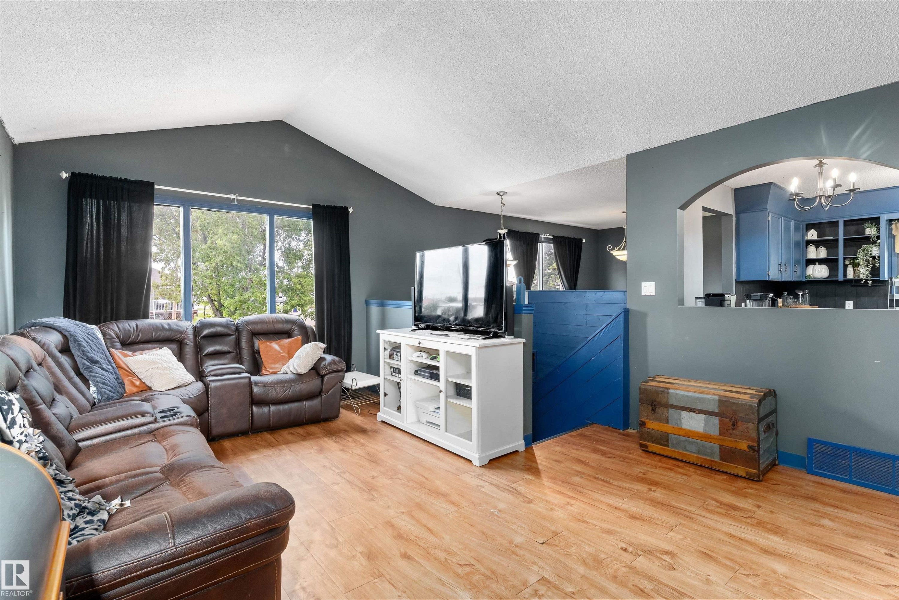 14 2 Avenue, Hay Lakes, AB - Indoor Photo Showing Living Room