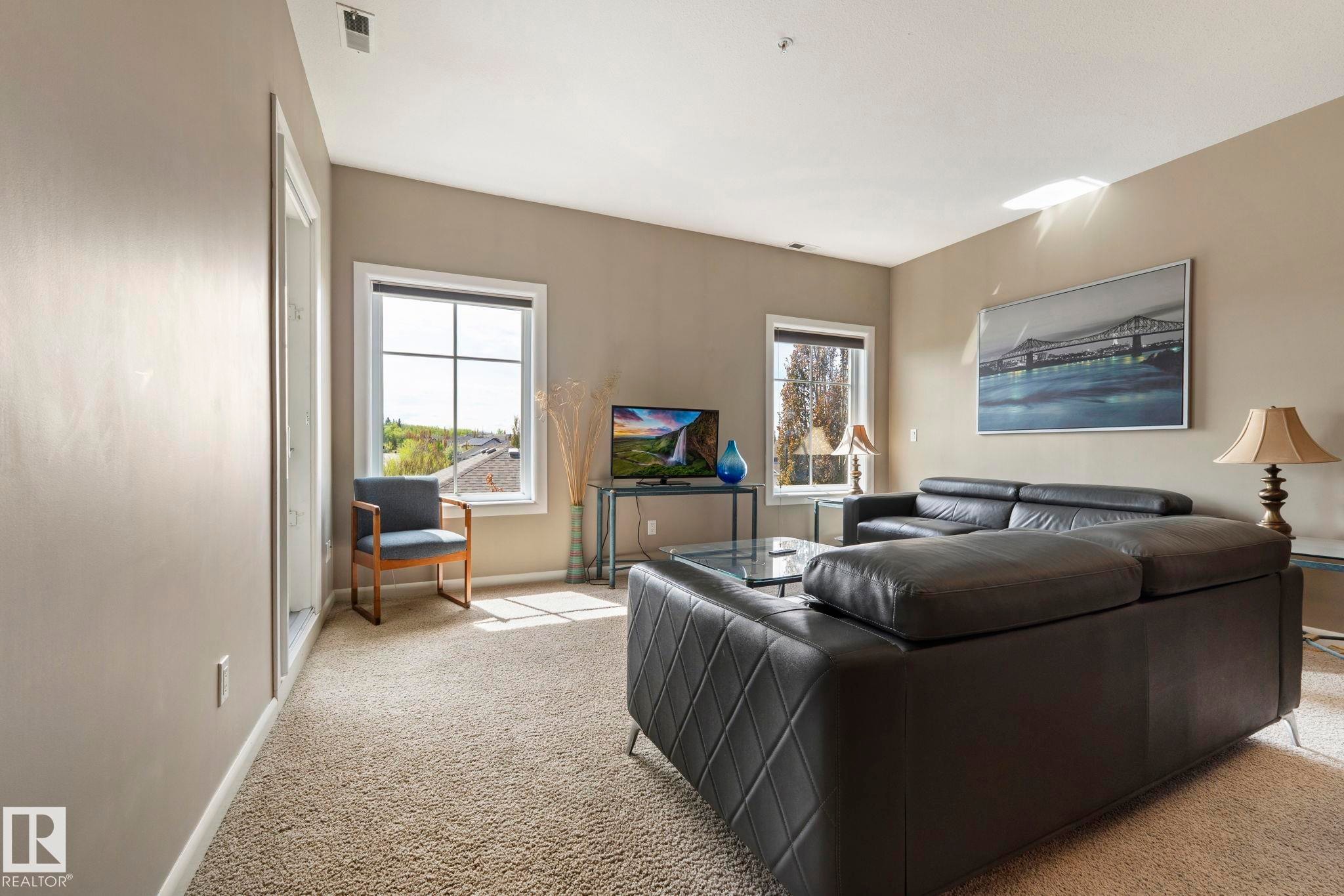 #430 160 Magrath Rd Nw, Edmonton, AB - Indoor Photo Showing Living Room
