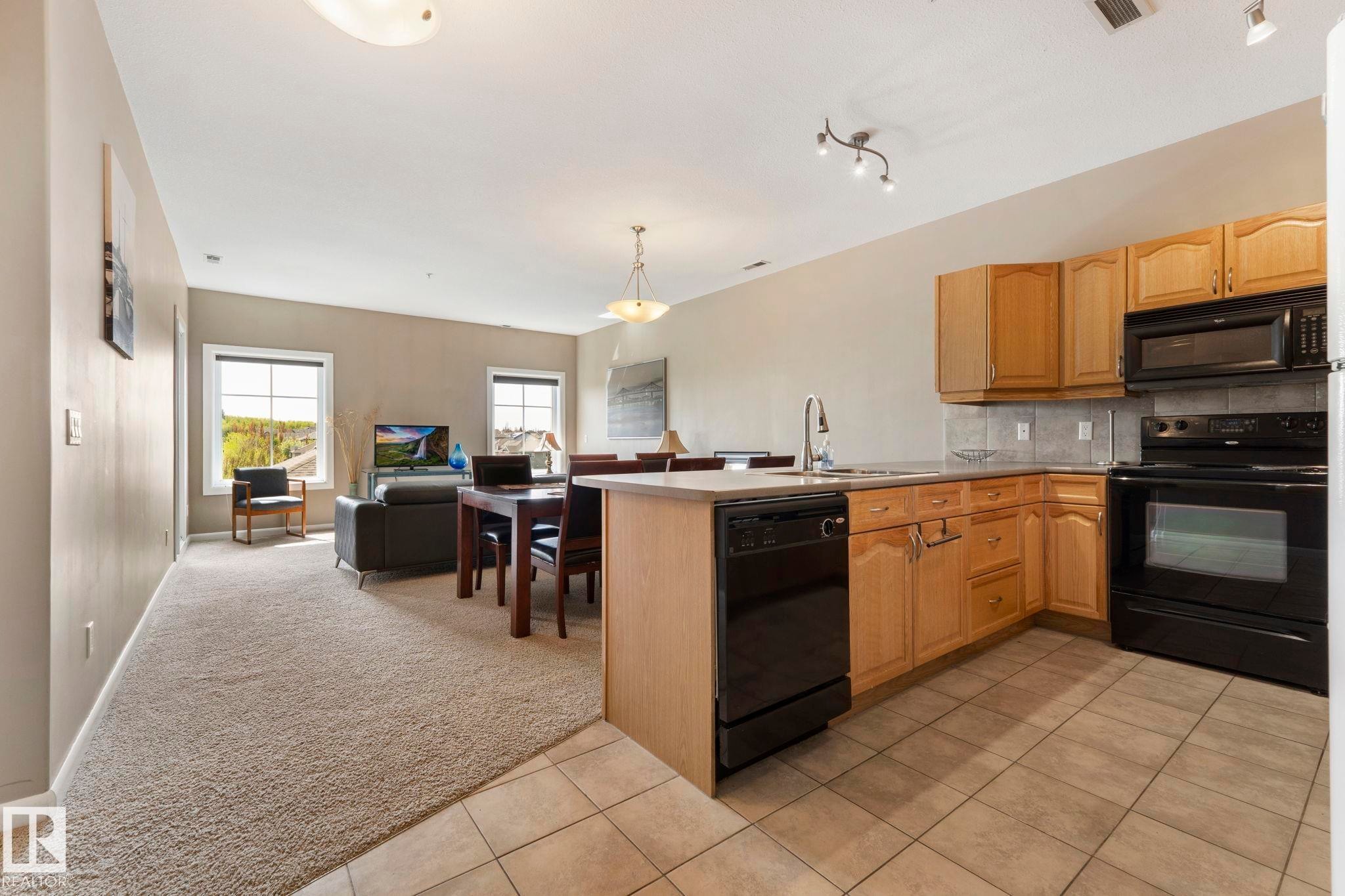 #430 160 Magrath Rd Nw, Edmonton, AB - Indoor Photo Showing Kitchen