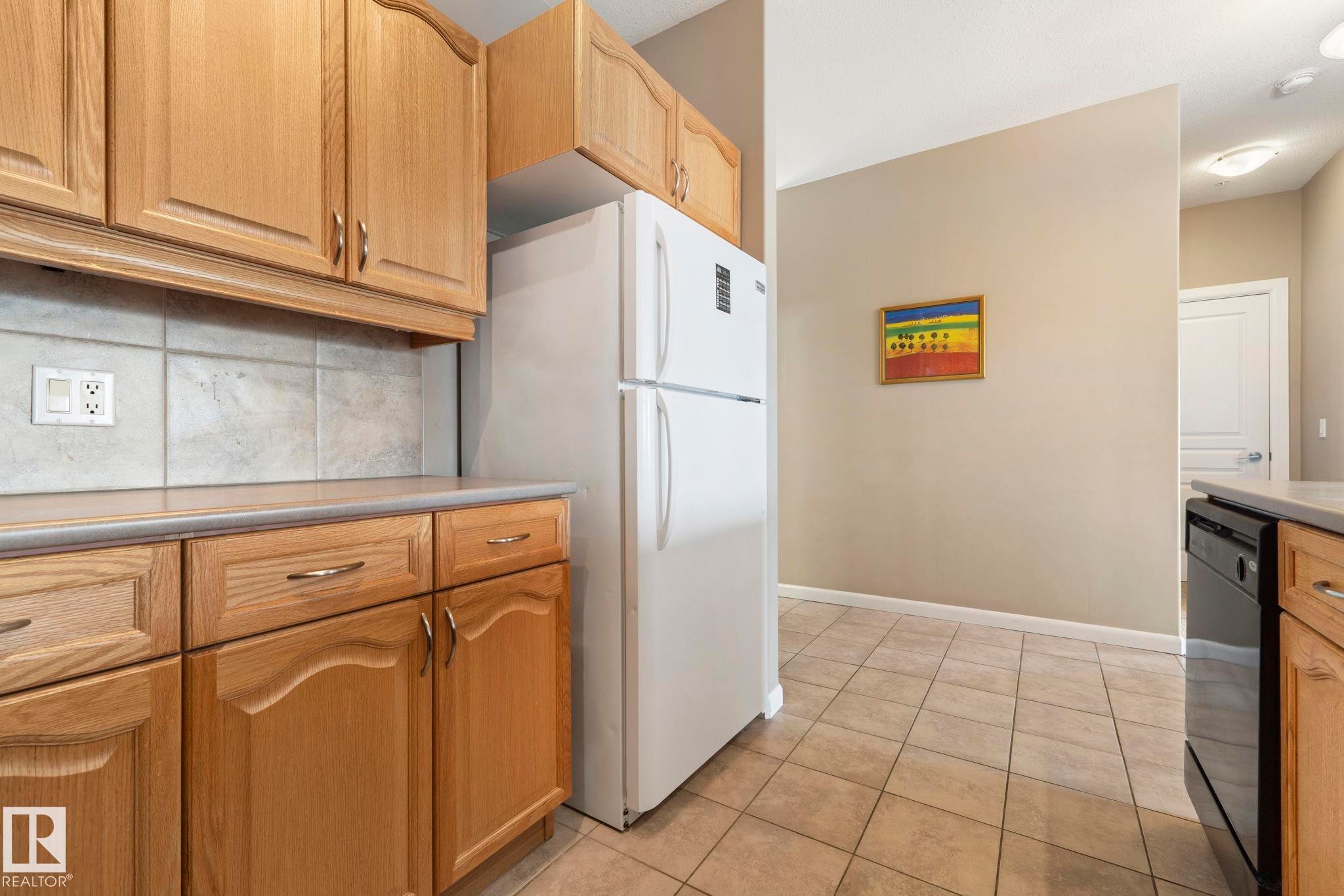#430 160 Magrath Rd Nw, Edmonton, AB - Indoor Photo Showing Kitchen