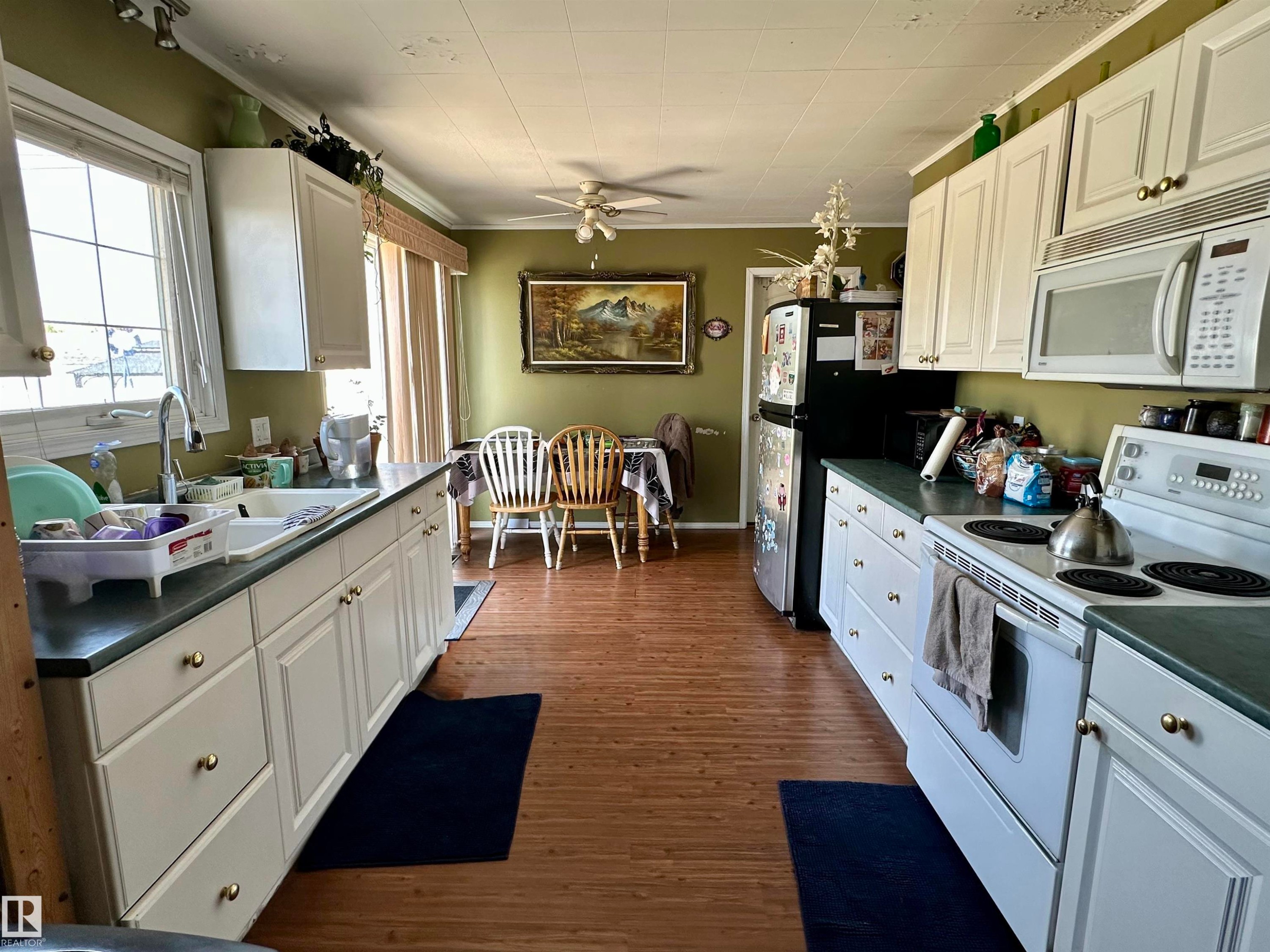5001 Parkview Crescent, Cold Lake, AB - Indoor Photo Showing Kitchen